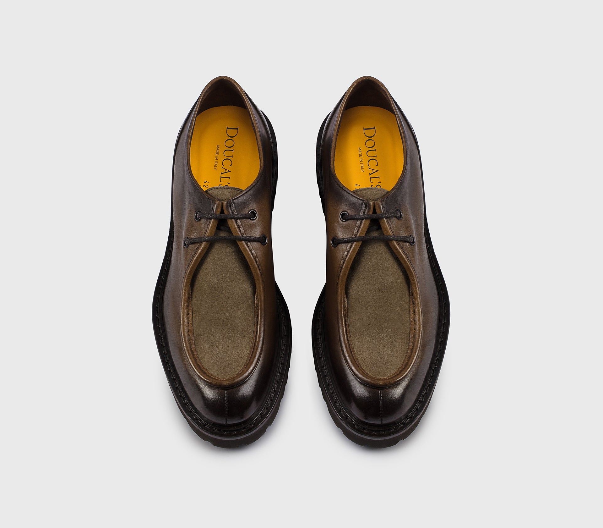 DU2737PHILPF479TM08 - Stringata a due fori in pelle con dettaglio suede cacao