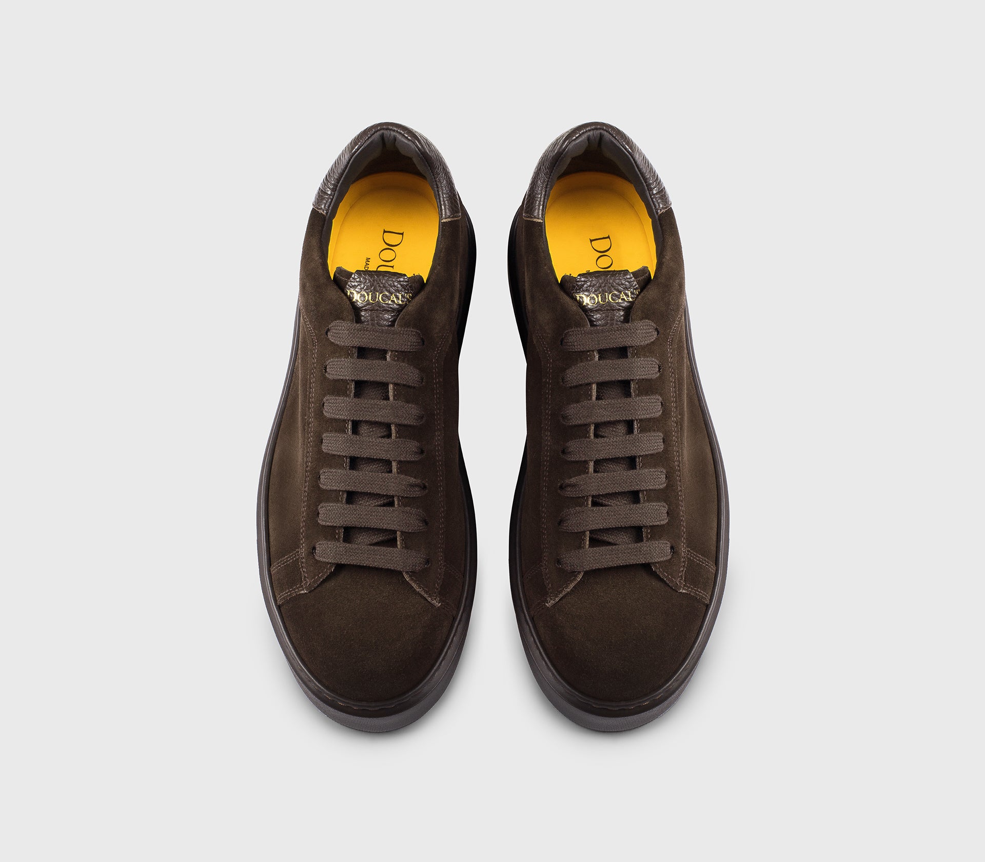 “Earth” brown suede sneaker with leather detail