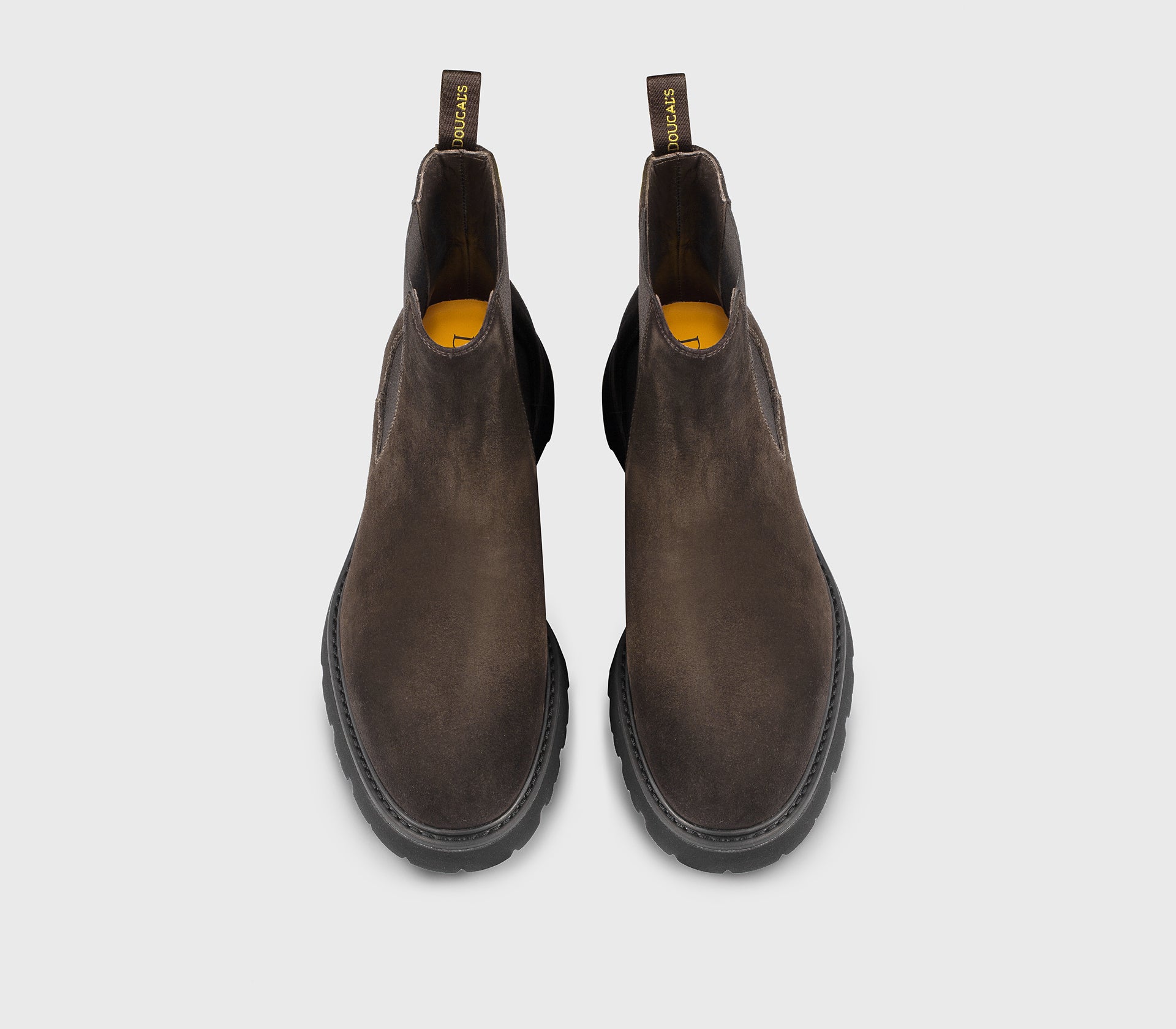 Ботинки из замши в коричневом цвете.