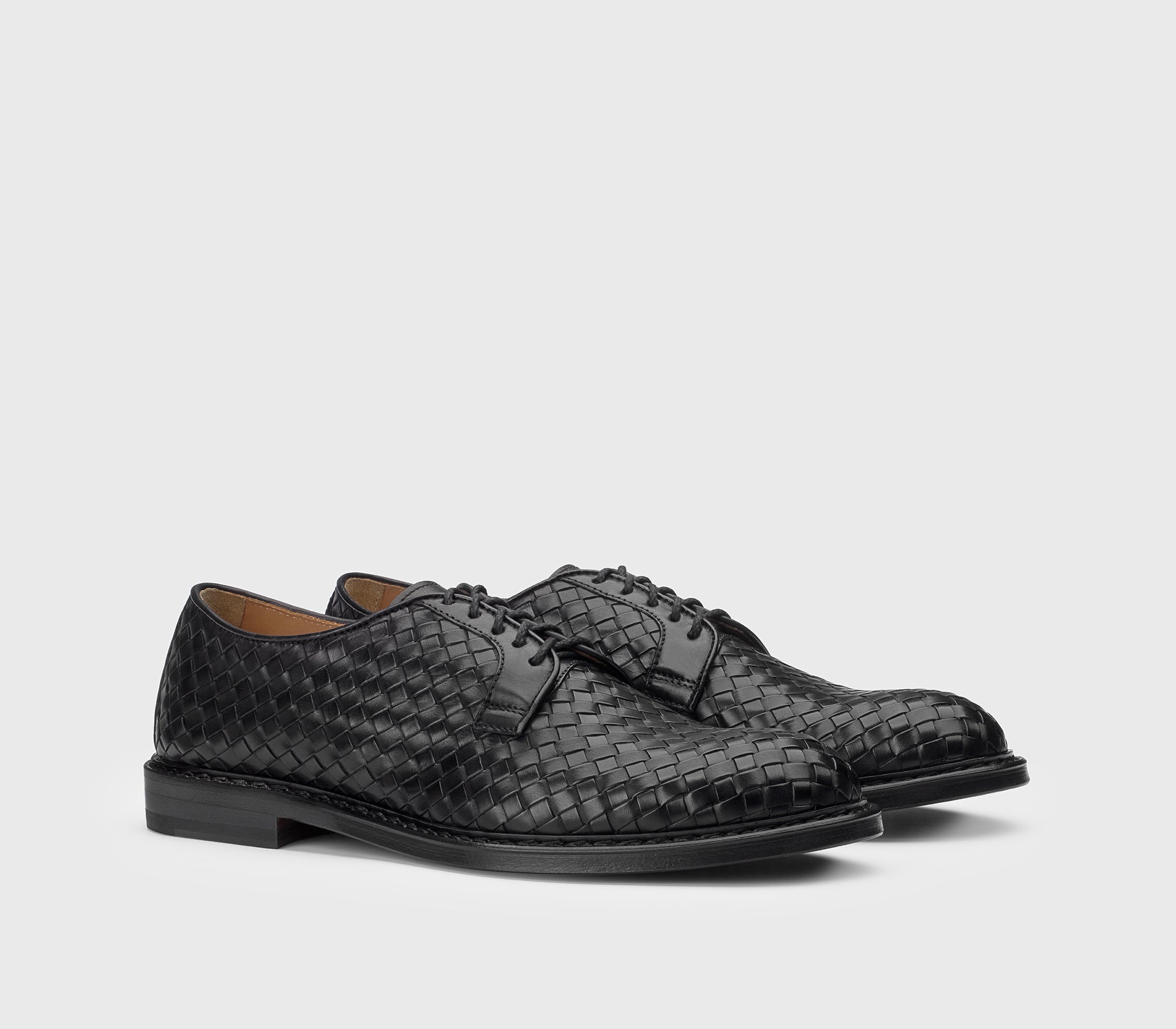 Schnürschuh aus schwarzem Flechtleder
