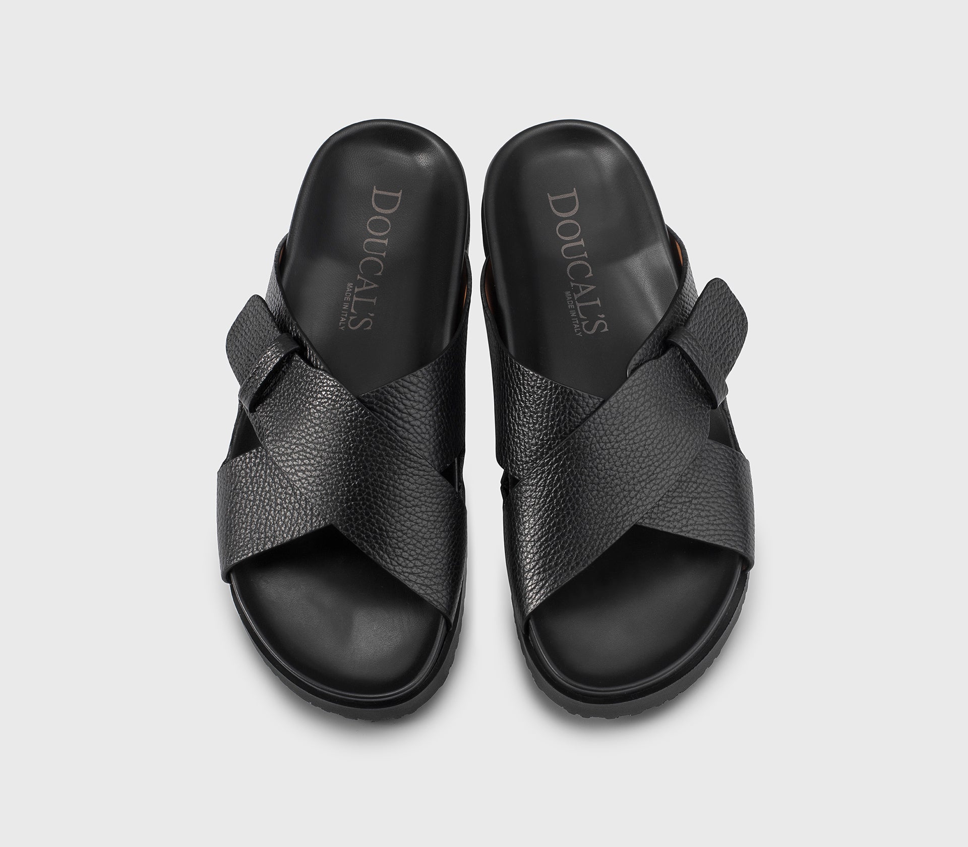 Сандалии из текстурированной кожи в черном цвете с двумя скрещенными ремешками