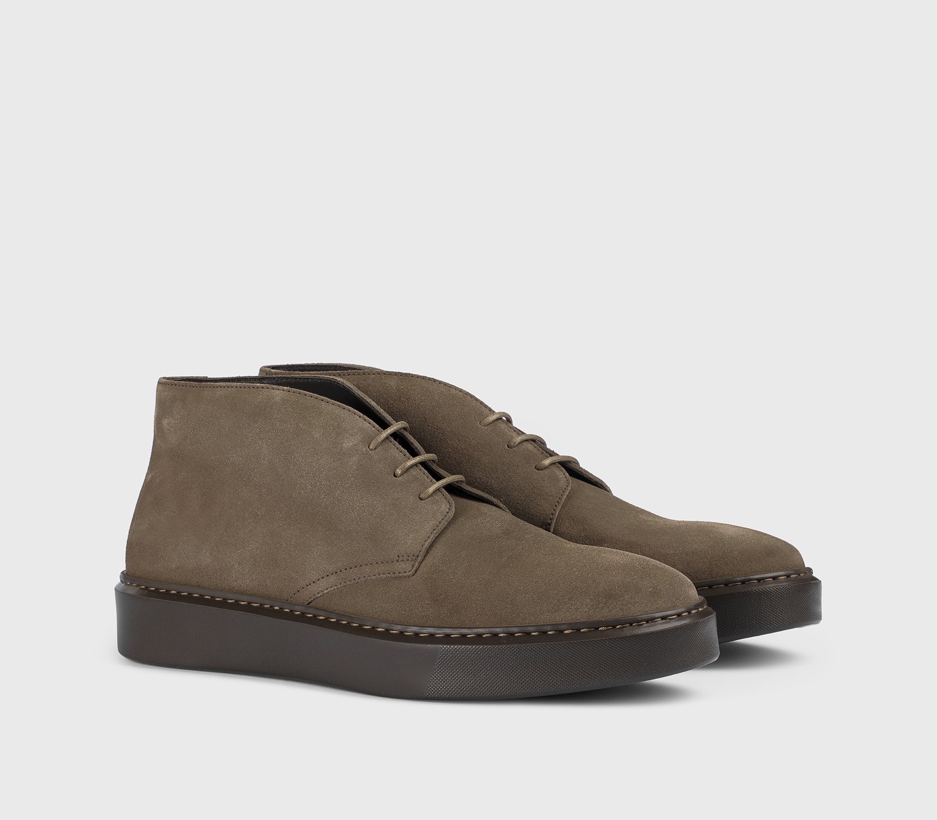 Ботинки чукка из замши в эспрессо цвете.