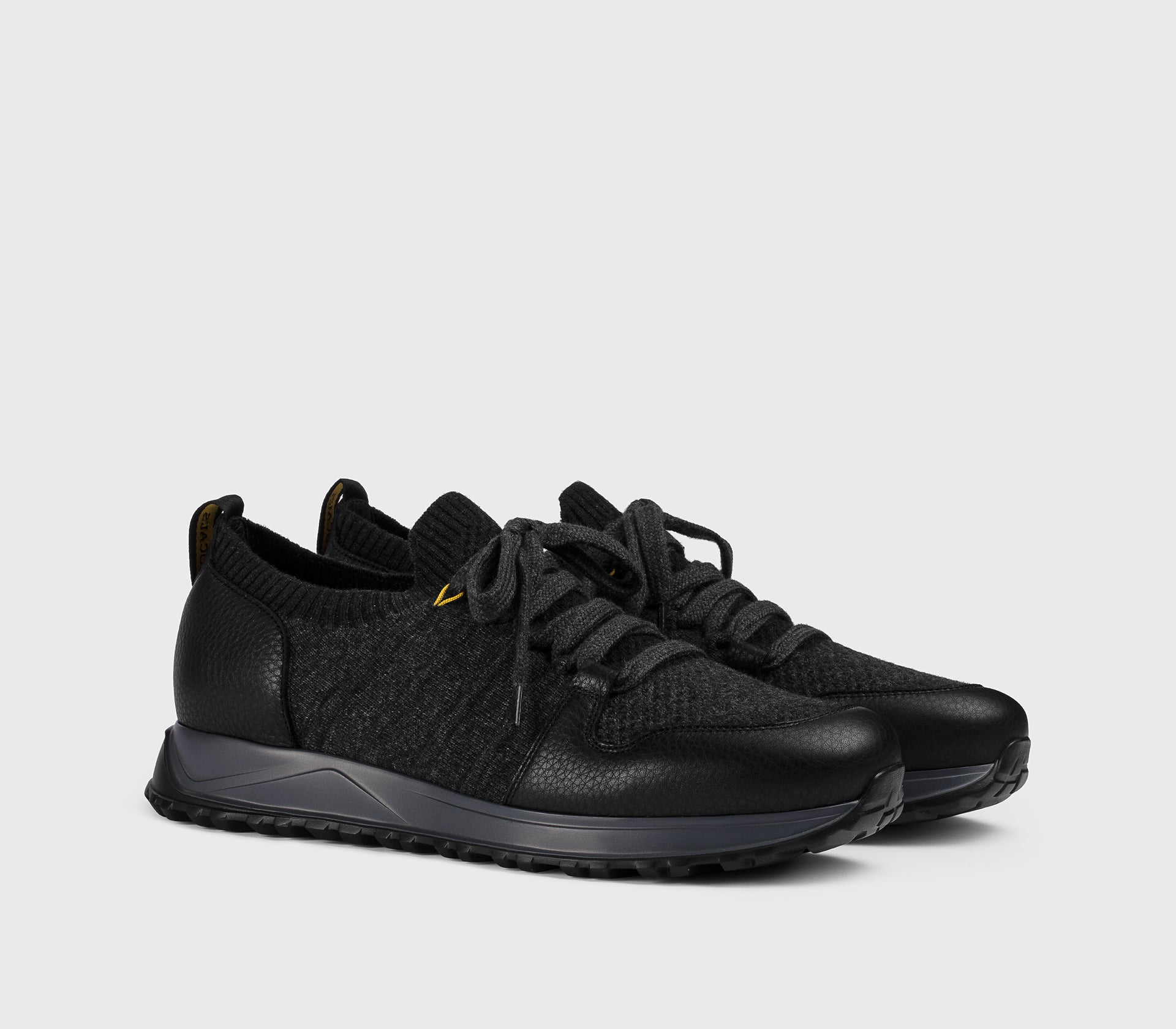 Schwarzer Sneaker aus Materialmix