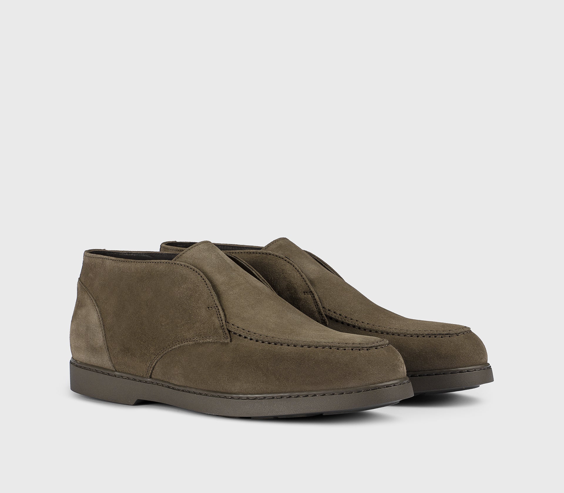 No-lace desert boot in “Espresso”-coloured suede.