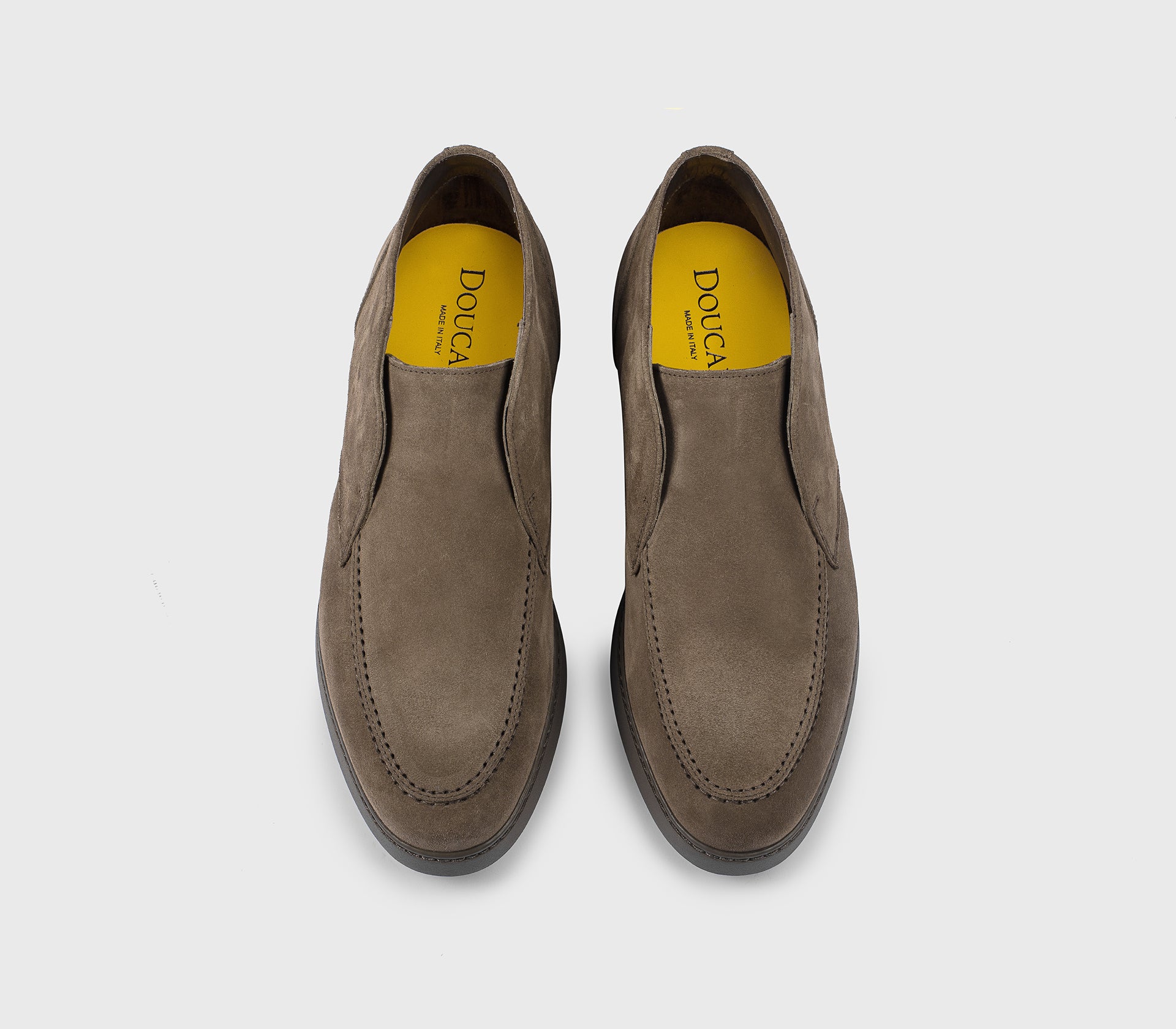 No-lace desert boot in “Espresso”-coloured suede.