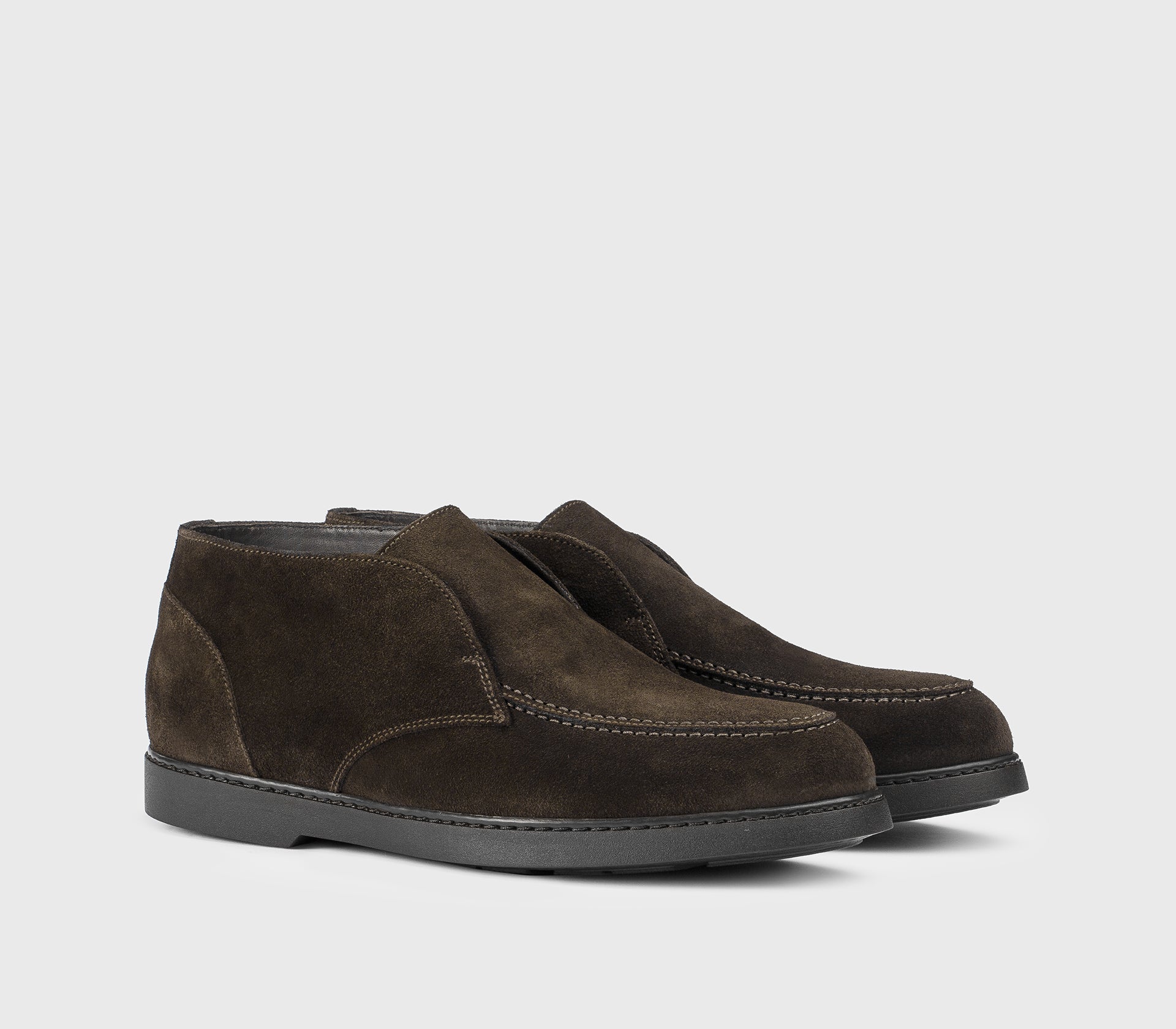 Desert boot sans lacets en daim marron.