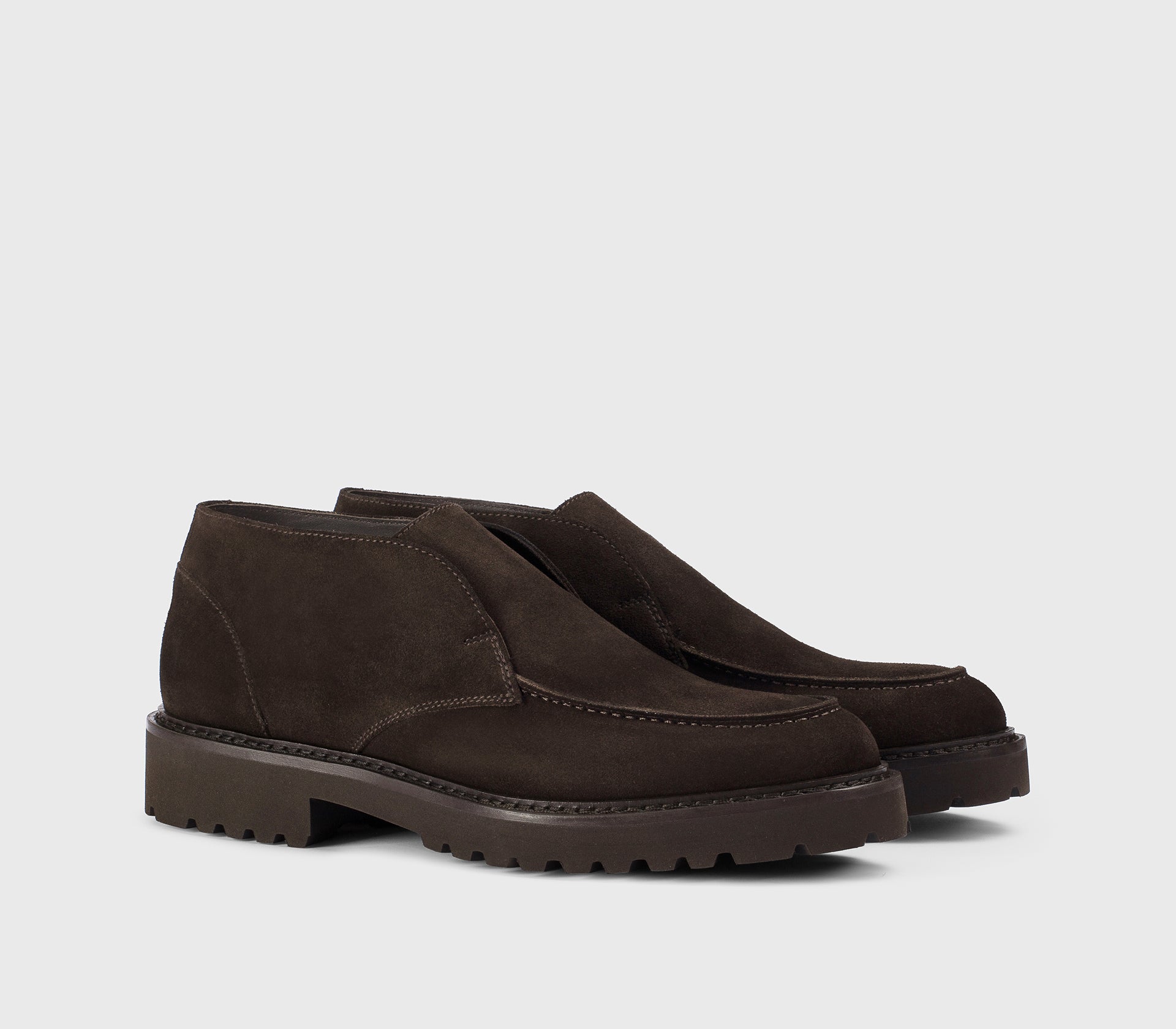 “Earth” brown suede desert boot