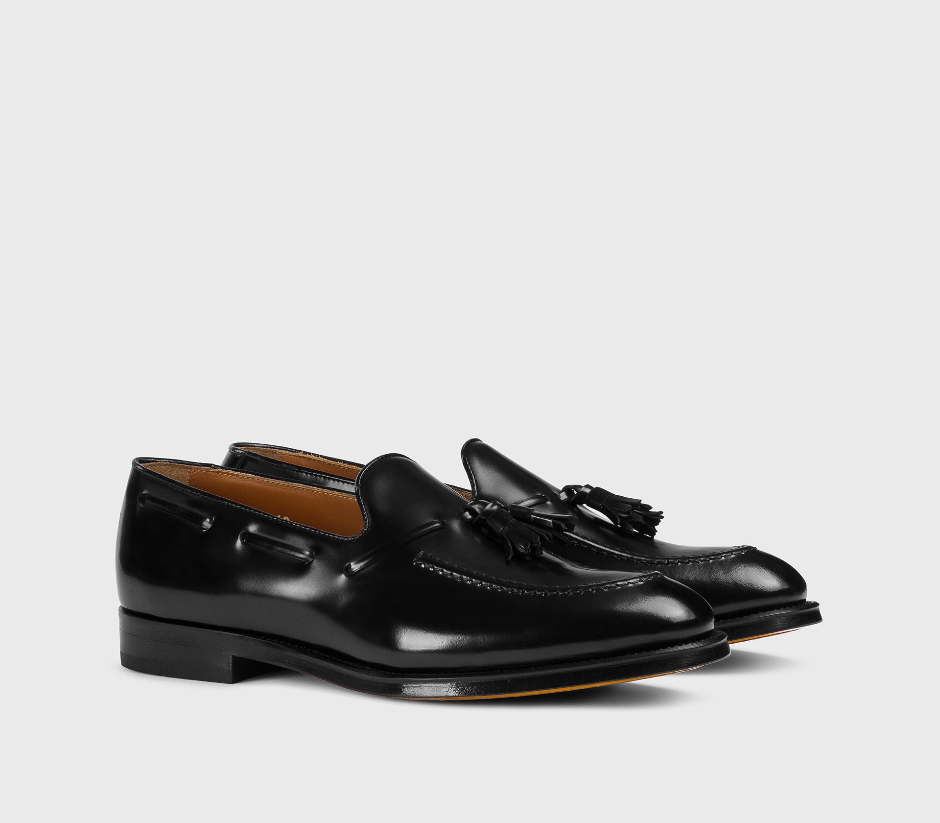 Loafer in black leather with tassels