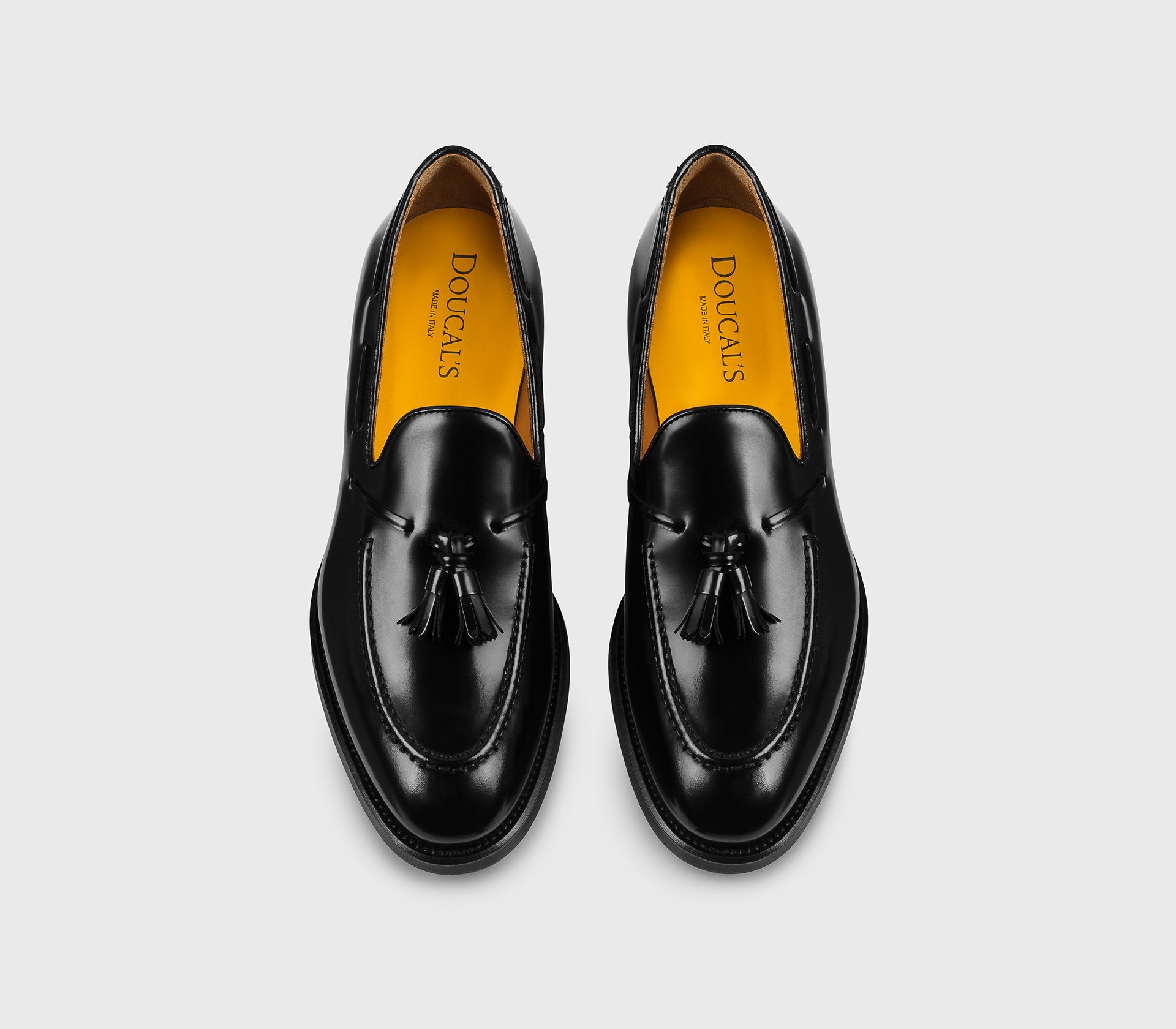 Loafer in black leather with tassels