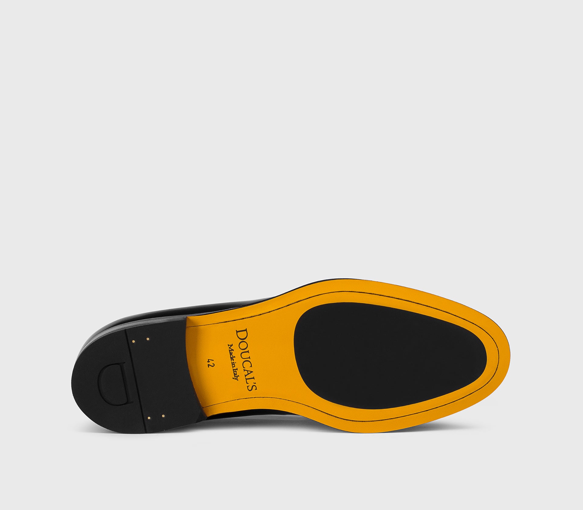 Loafer in black leather with tassels