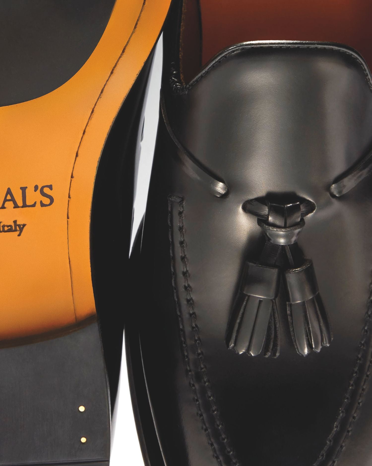 Loafer in black leather with tassels