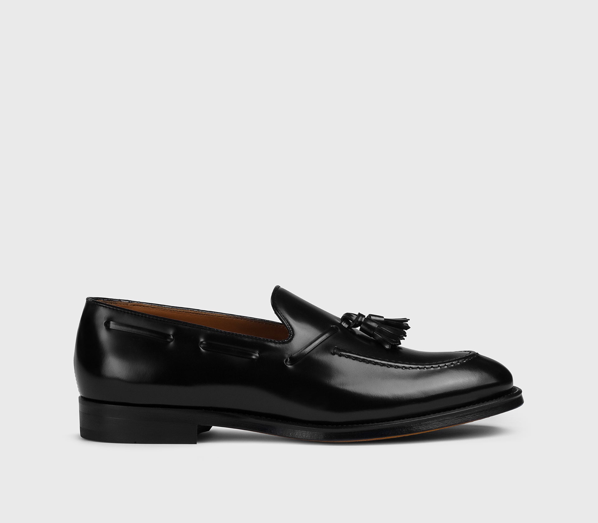 Loafer in black leather with tassels