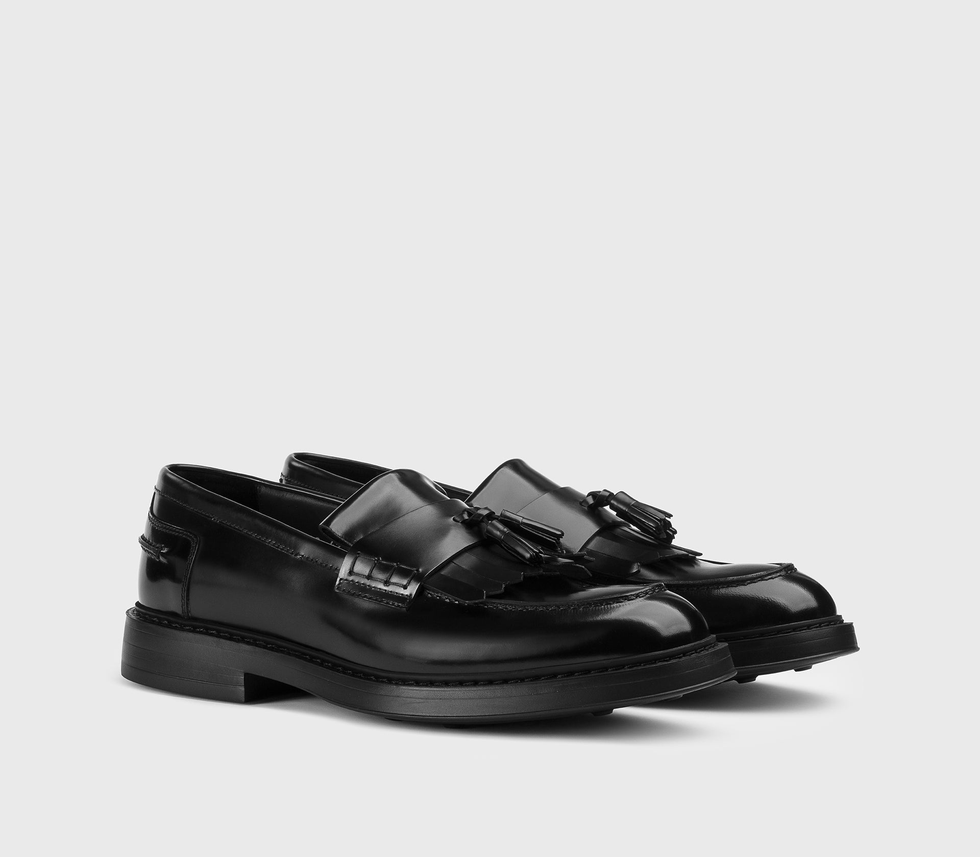 Mocassin en cuir noir avec glands et frange