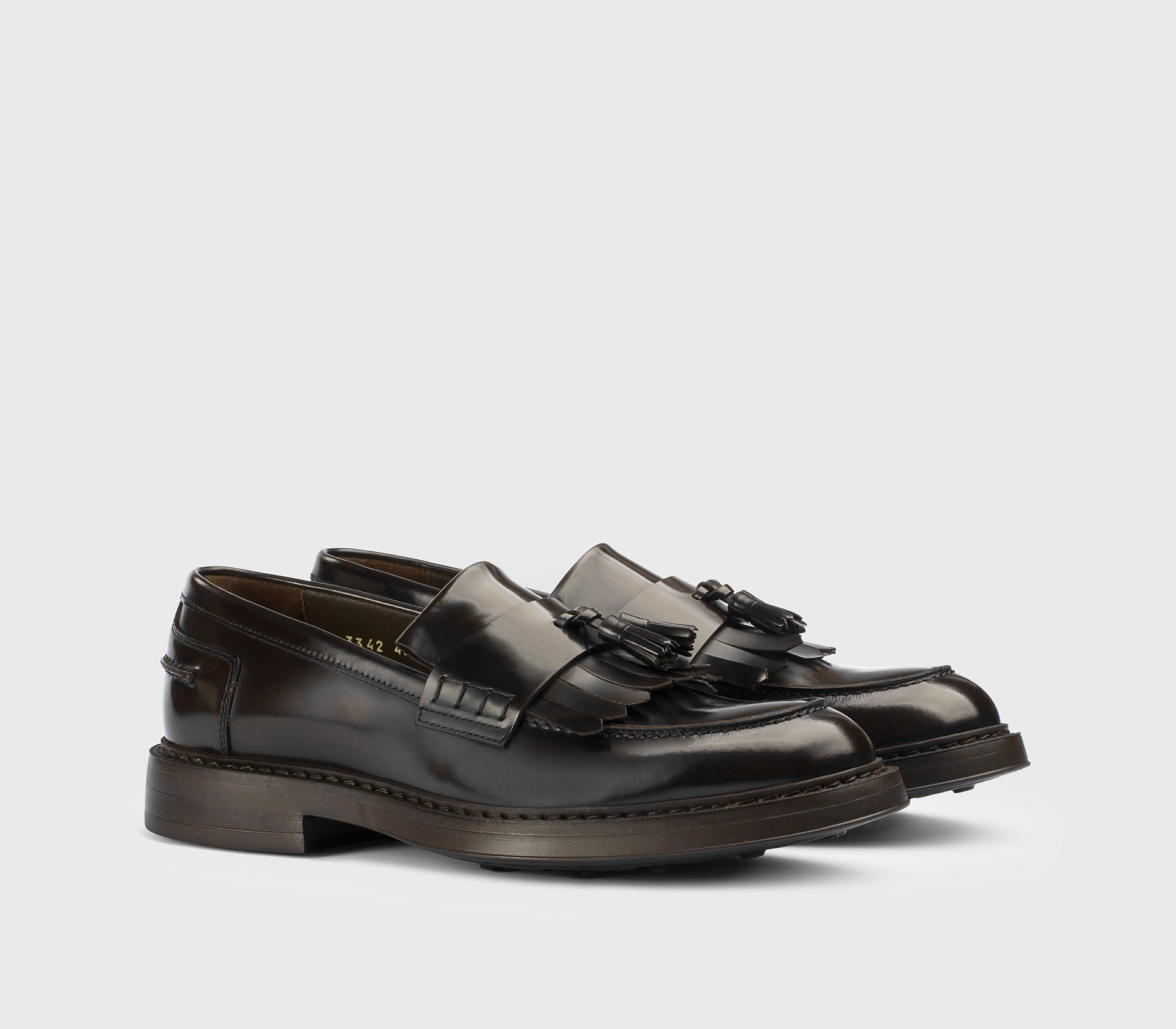 Mocassin en cuir brun foncé.