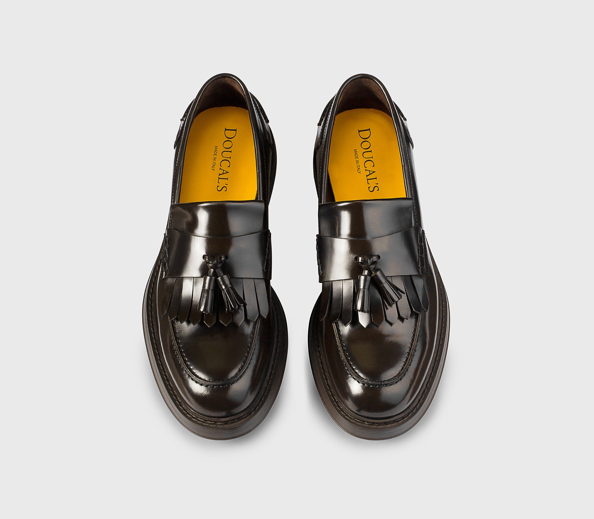 Mocassin en cuir brun foncé.