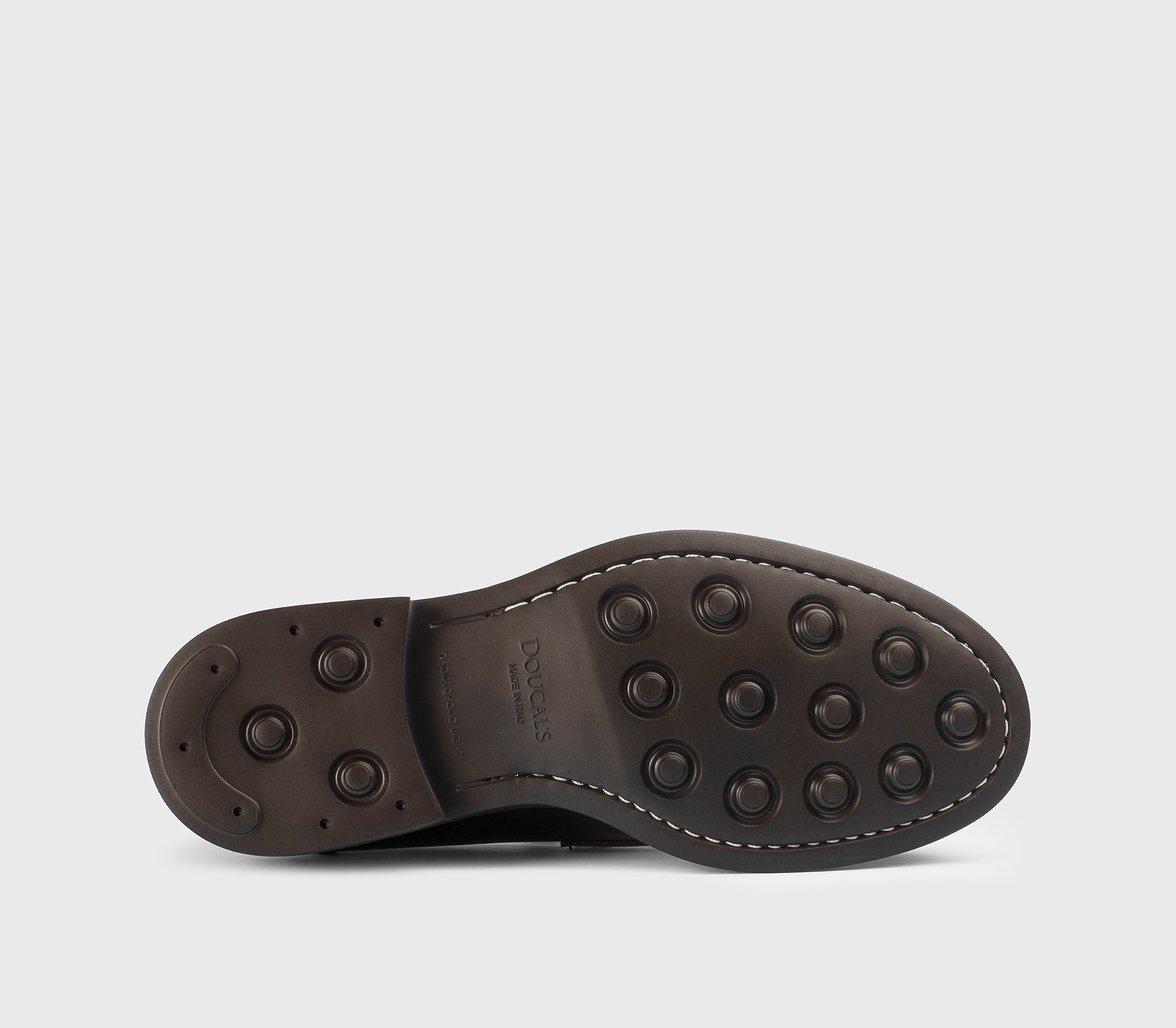 Mocassin en cuir brun foncé.