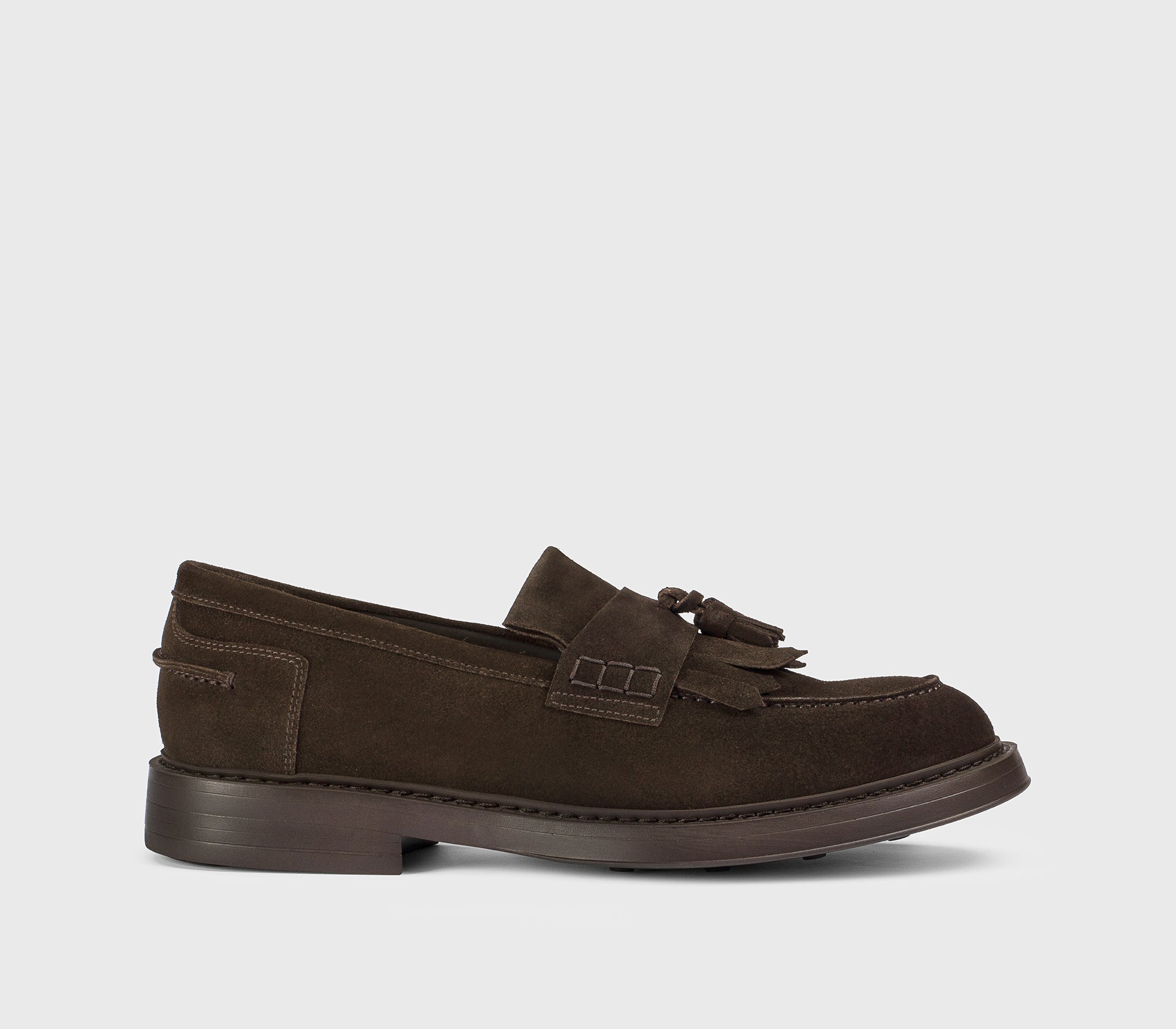 “Earth” brown suede loafer with tassels and fringe