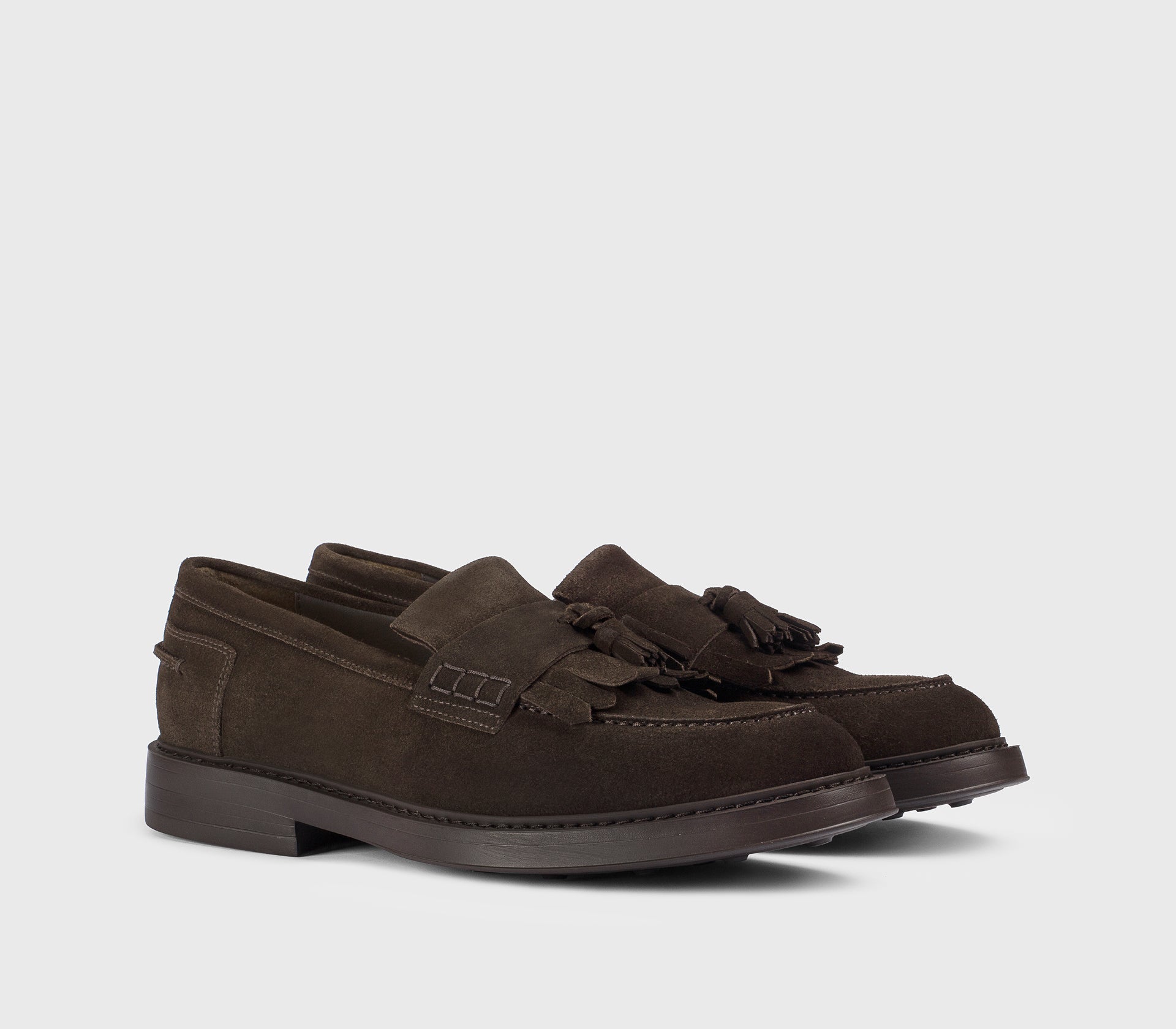 “Earth” brown suede loafer with tassels and fringe