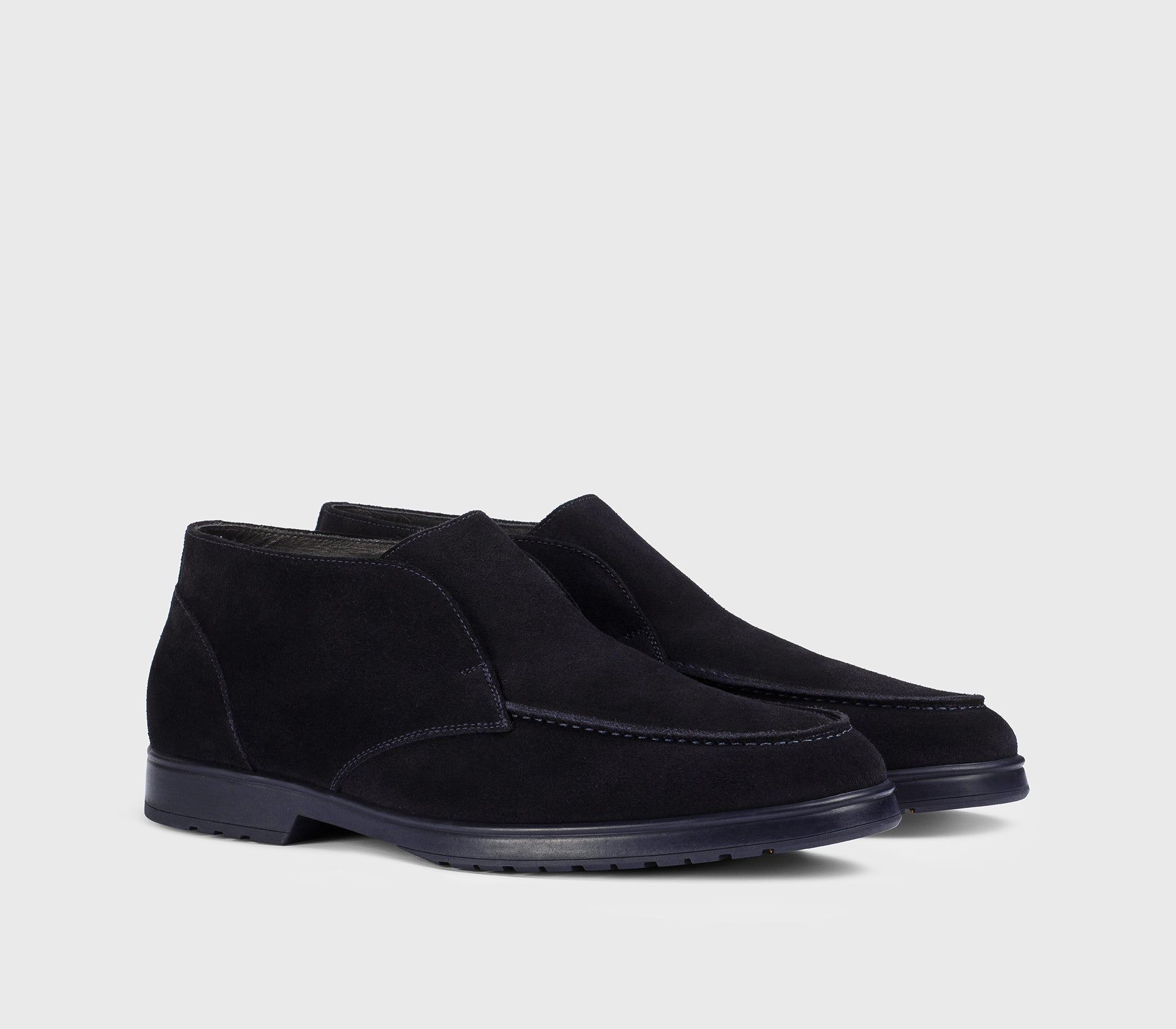 Blue suede desert boot with sheepskin lining