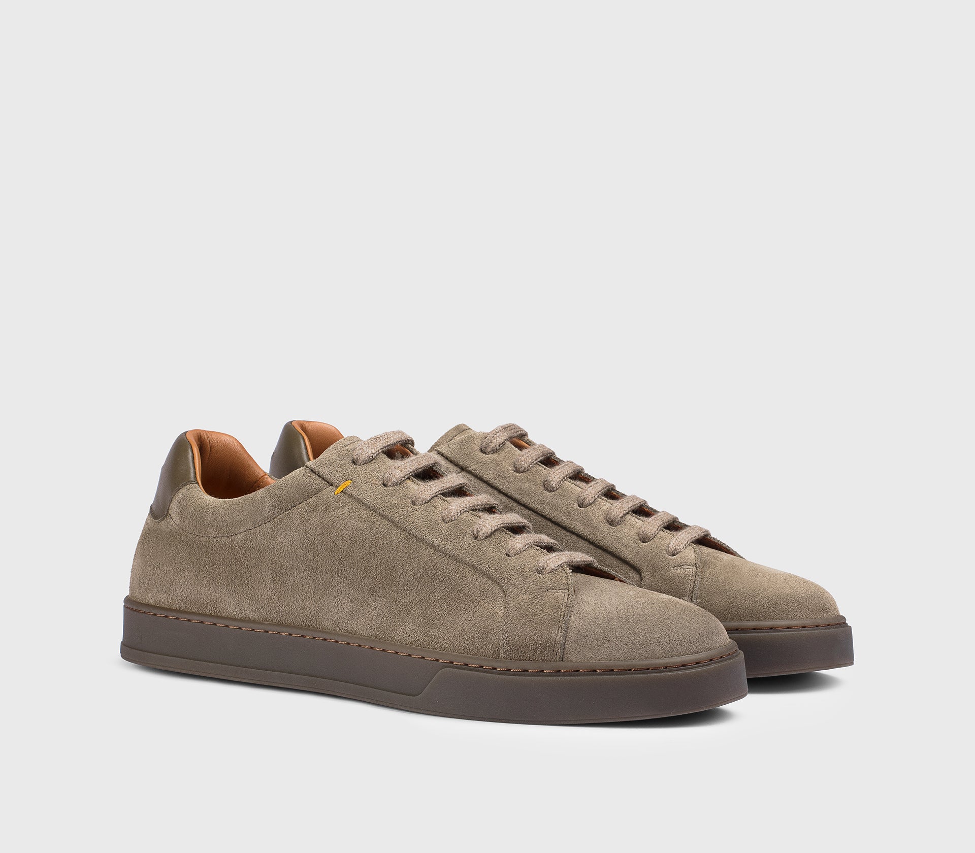 Espressofarbener Sneaker aus Veloursleder