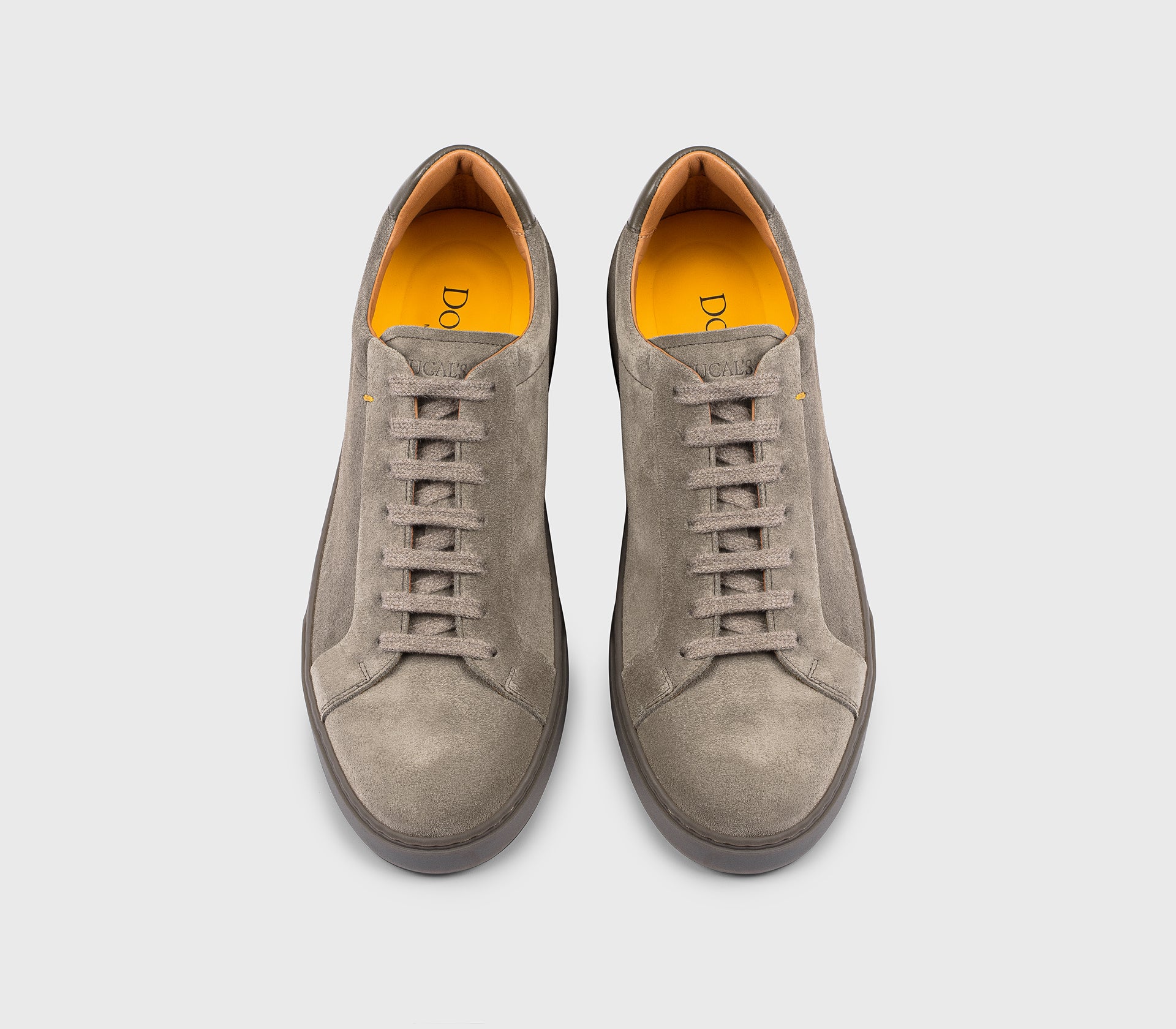 Espressofarbener Sneaker aus Veloursleder