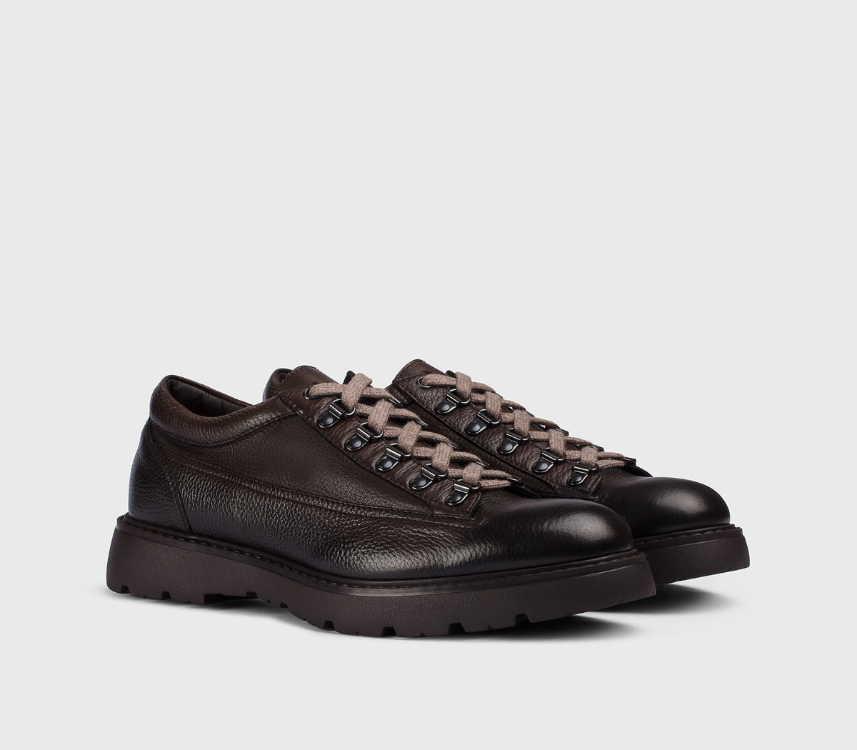 Schnürschuh mit Haken aus schwarzbraunem Walkleder