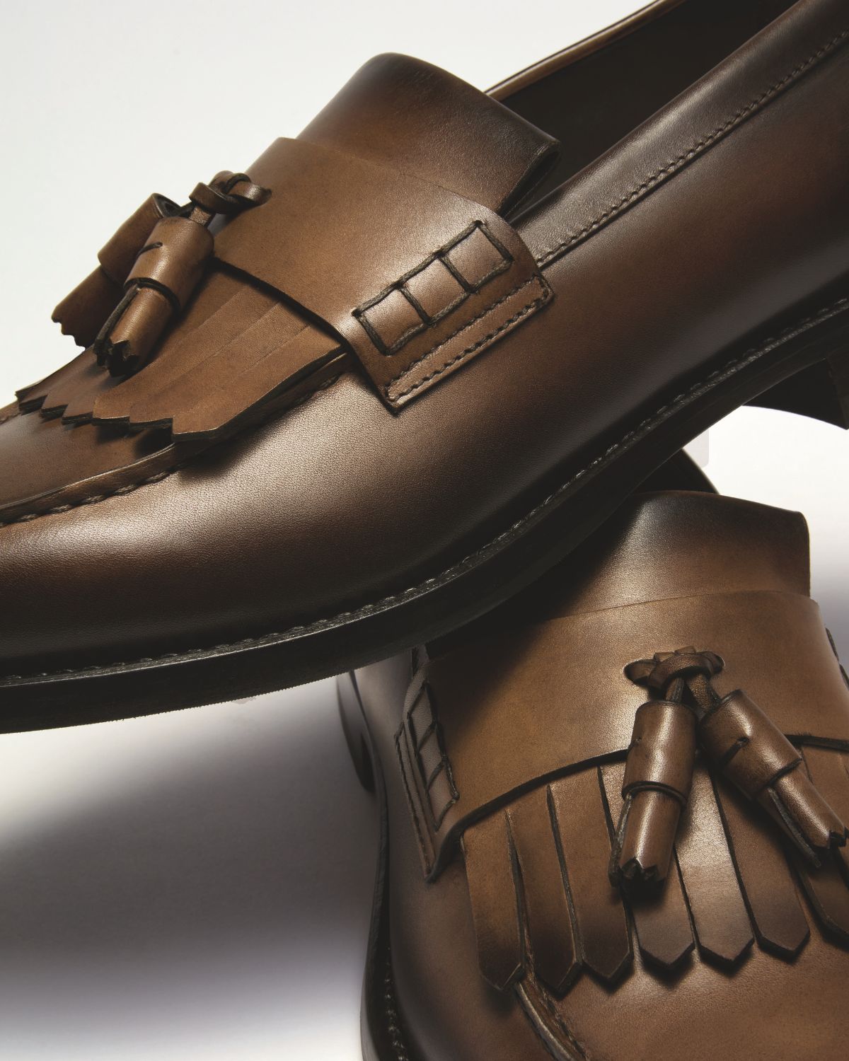 “Wood” brown leather loafer with tassels and fringe