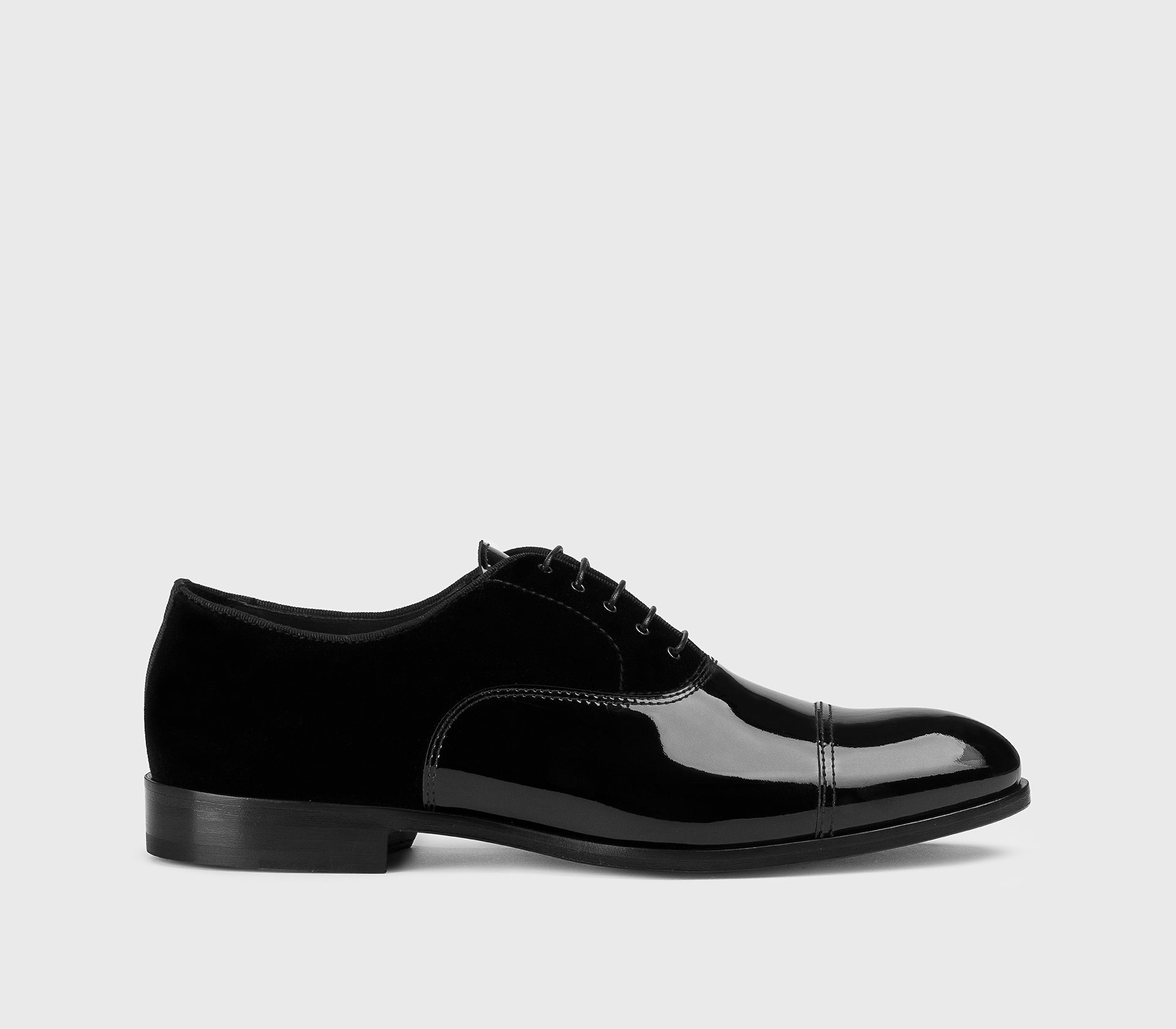 Black patent leather and velvet lace-up