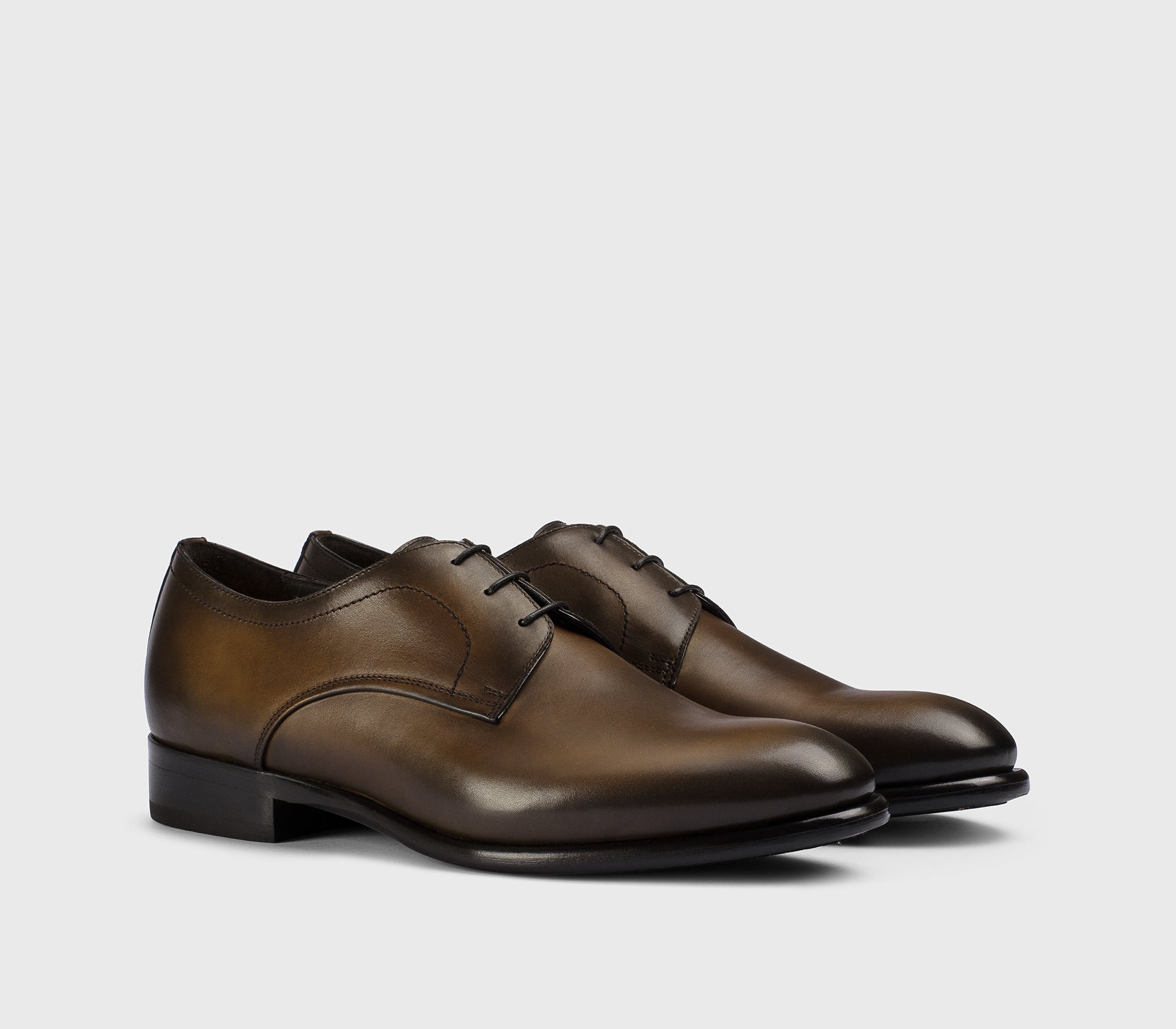 Schnürschuh aus braunem Leder im Farbton „Wood“