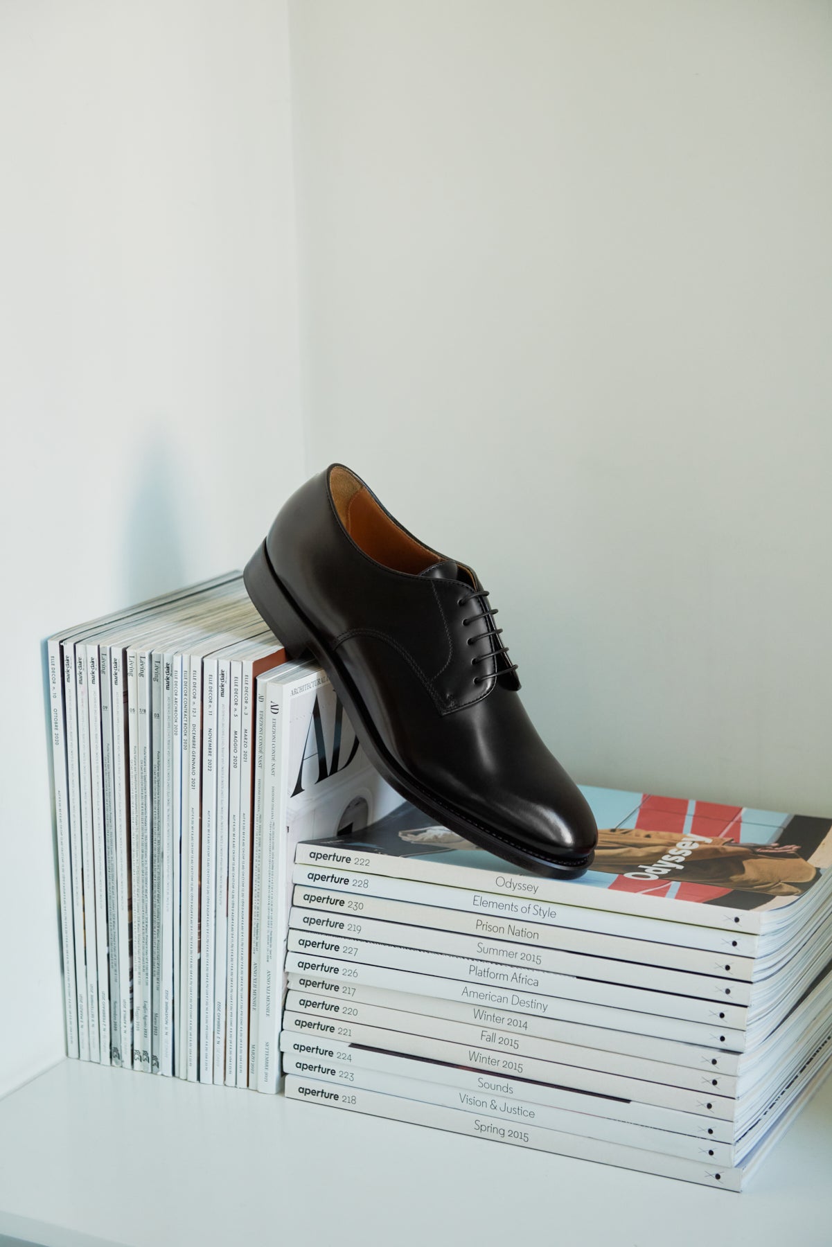 Schnürschuh aus schwarzbraunem Leder.