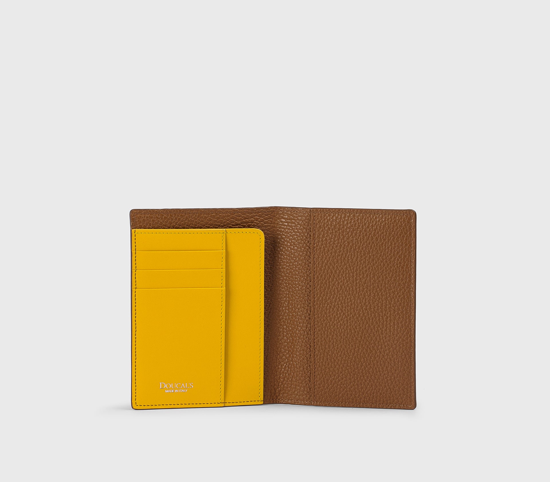 Porta passaporto in pelle bottalata caramel