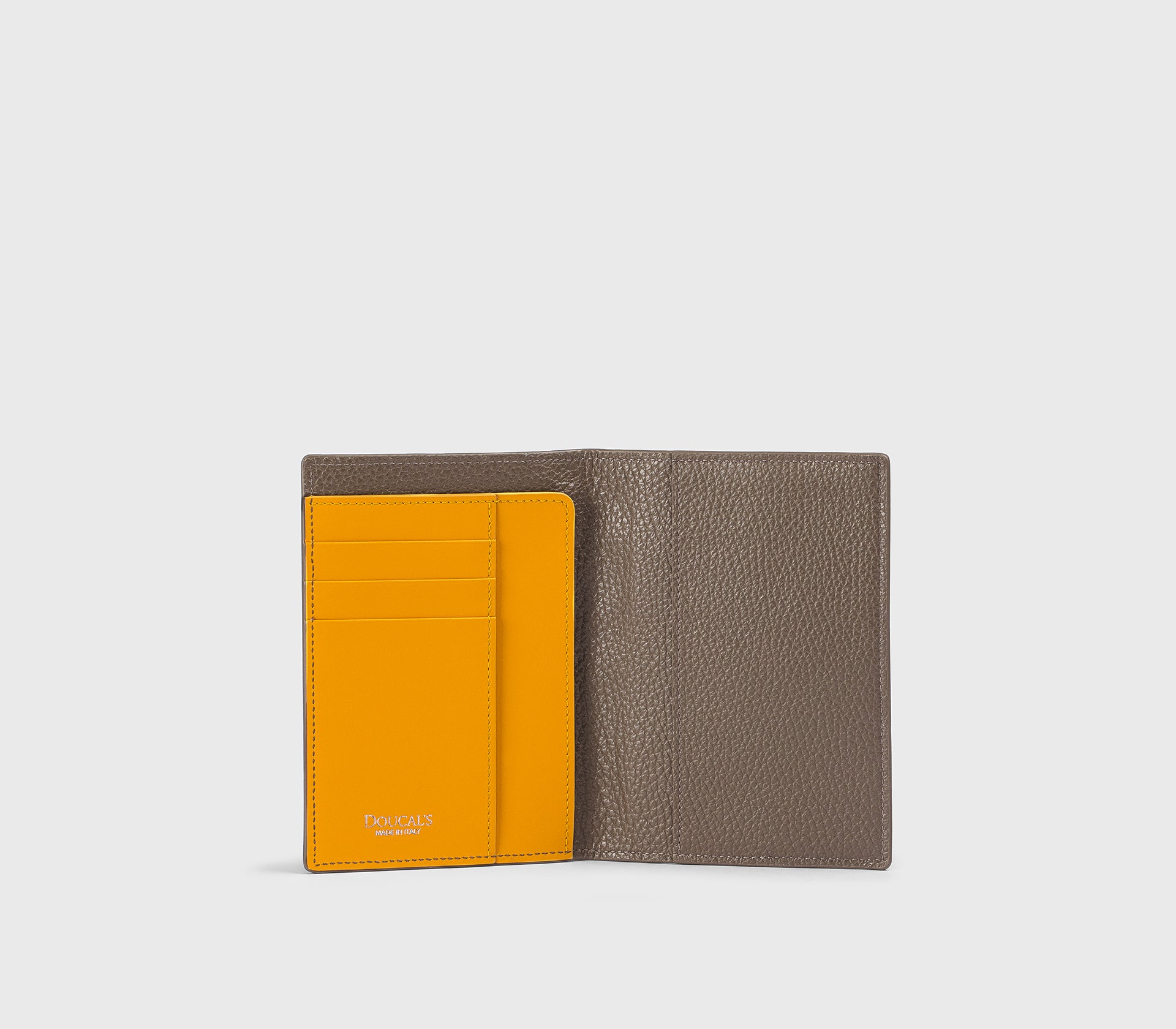 Porta passaporto in pelle bottalata fango