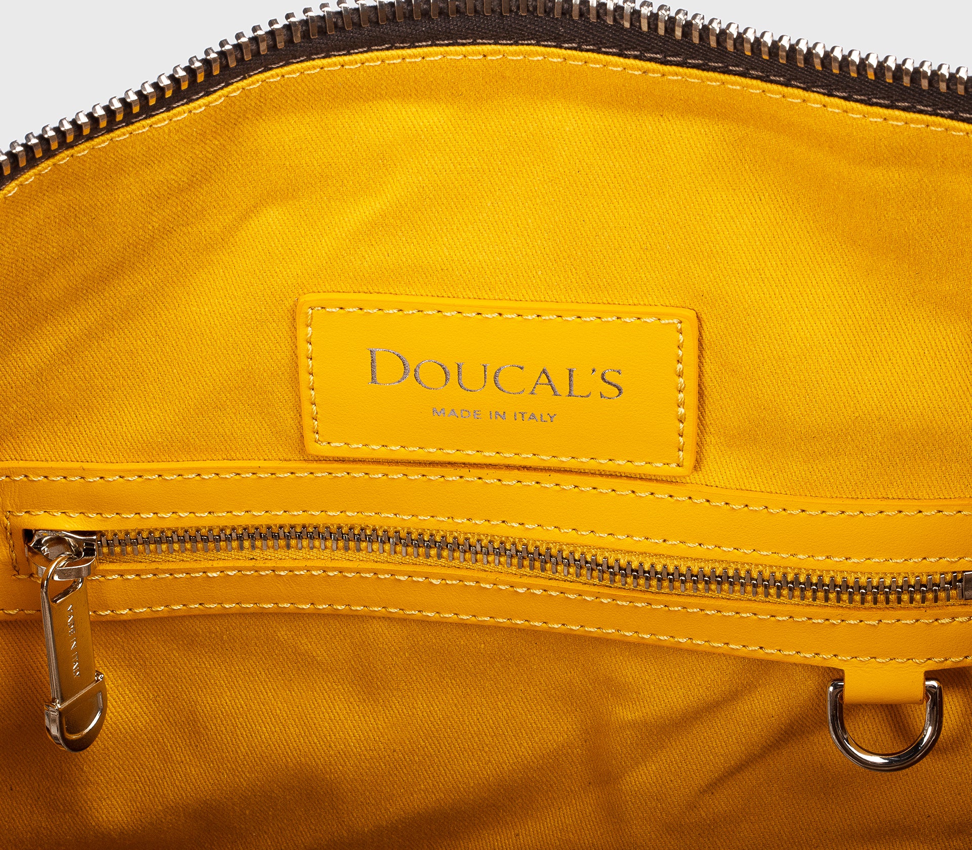 Weekender aus kakaobraunem Veloursleder mit schwarzem Matelassé-Detail