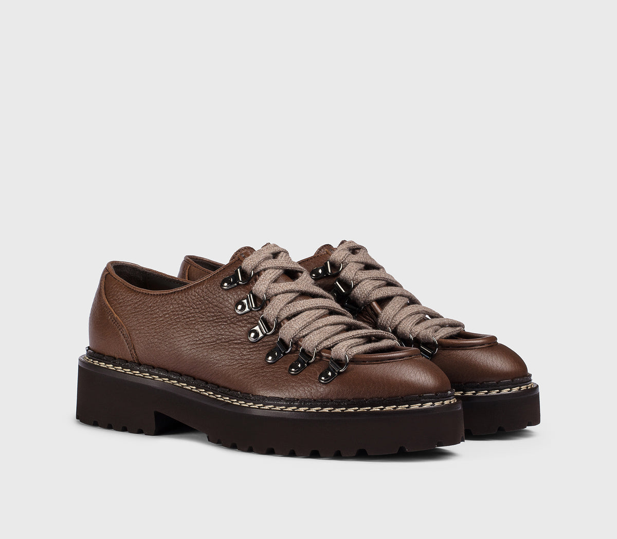 Schnürschuh mit Hakenverschluss aus braunem Hirschleder