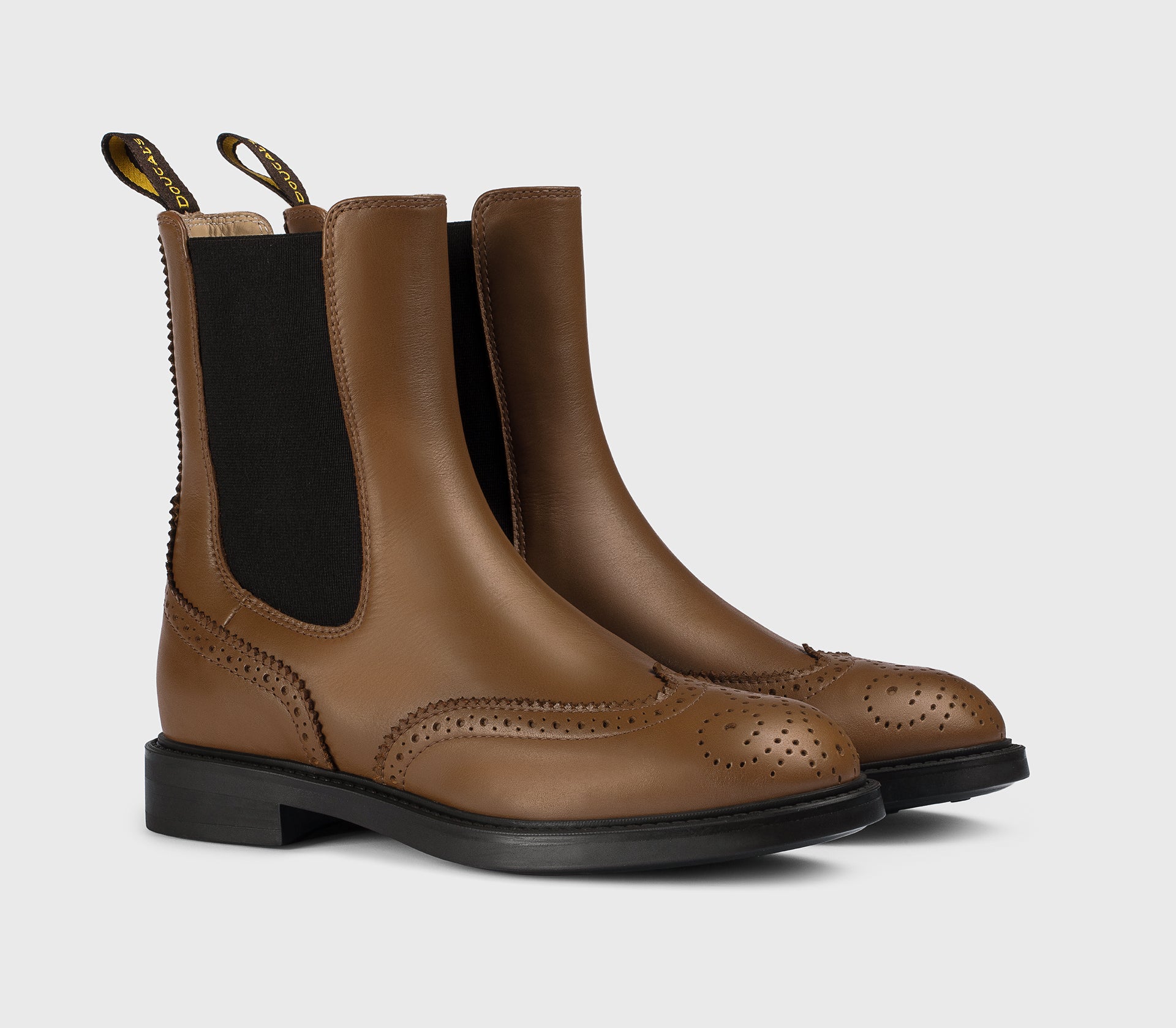 Wingtip-Stiefelette aus zimtbraunem Leder