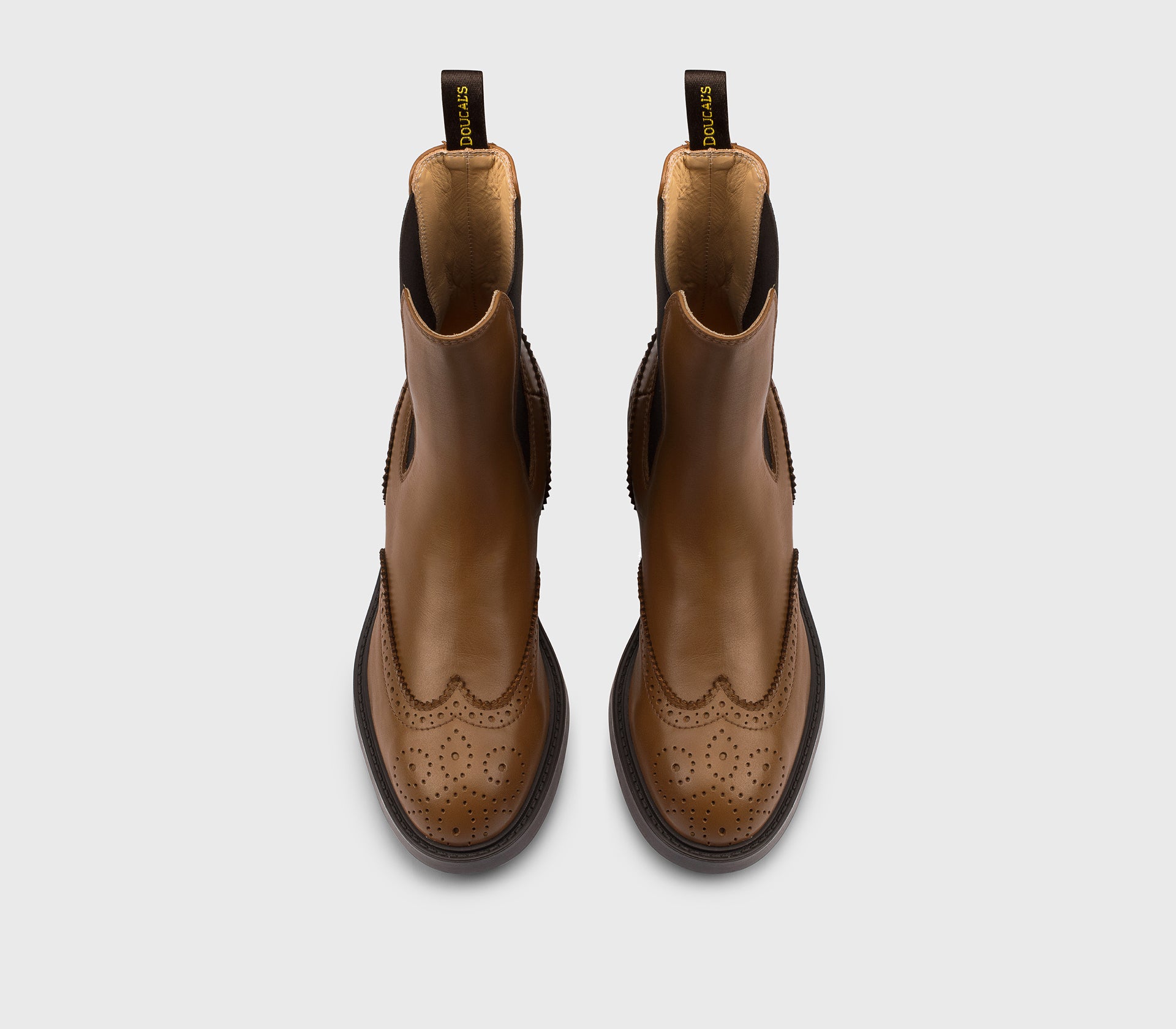 Wingtip-Stiefelette aus zimtbraunem Leder
