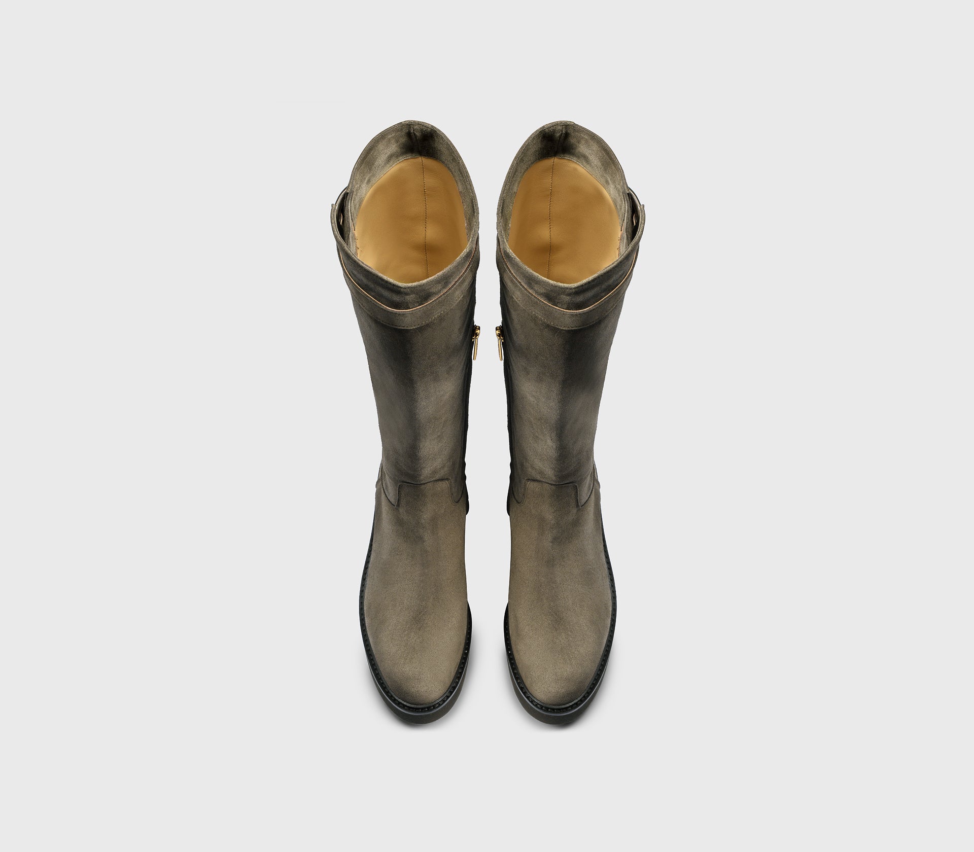 Stiefel mit Schnallenverzierung aus kaffeebraunem Veloursleder