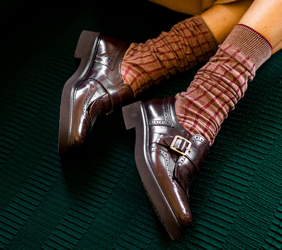 Schuh aus cognacfarbenem Leder mit Schnalle und Fransen