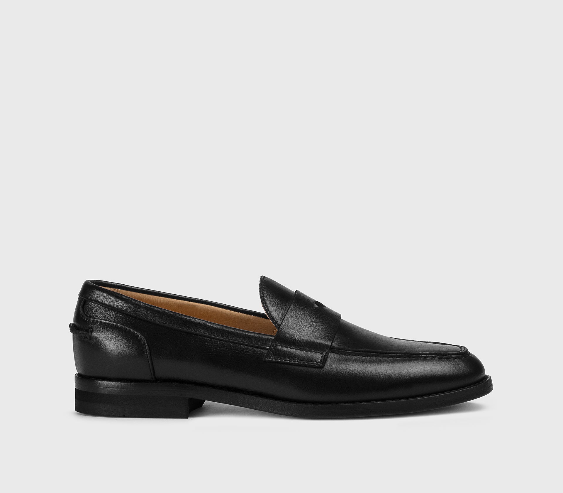 Mokassin aus schwarzem Leder