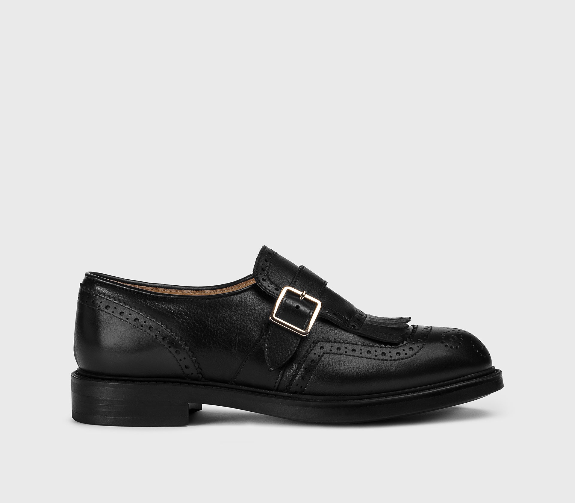 Schuh mit einer einzigen Schnalle und Fransen aus schwarzem Leder
