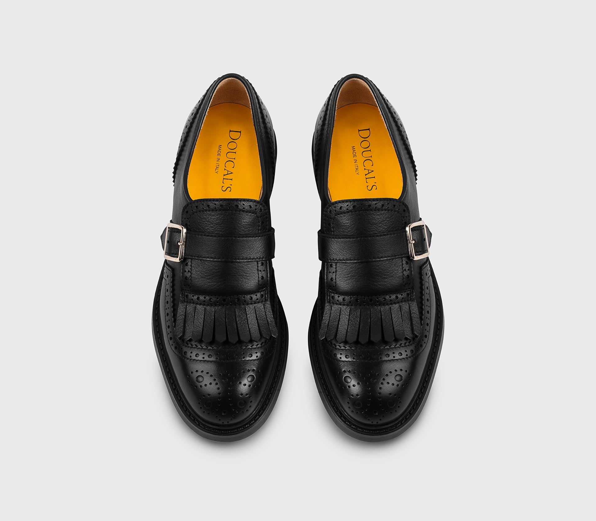 Schuh mit einer einzigen Schnalle und Fransen aus schwarzem Leder