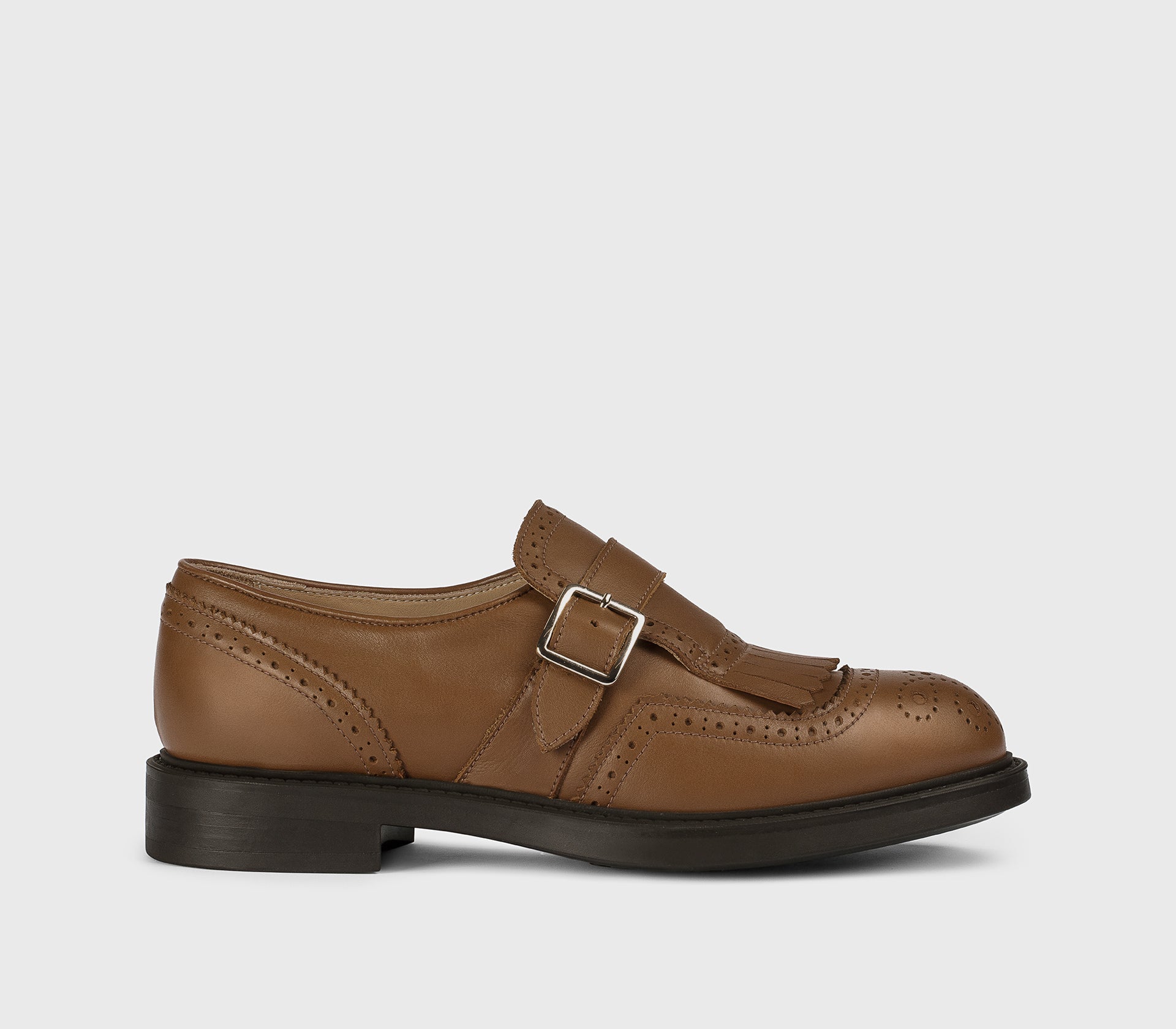 Schuh mit einer einzigen Schnalle und Fransen aus zimtbraunem Leder