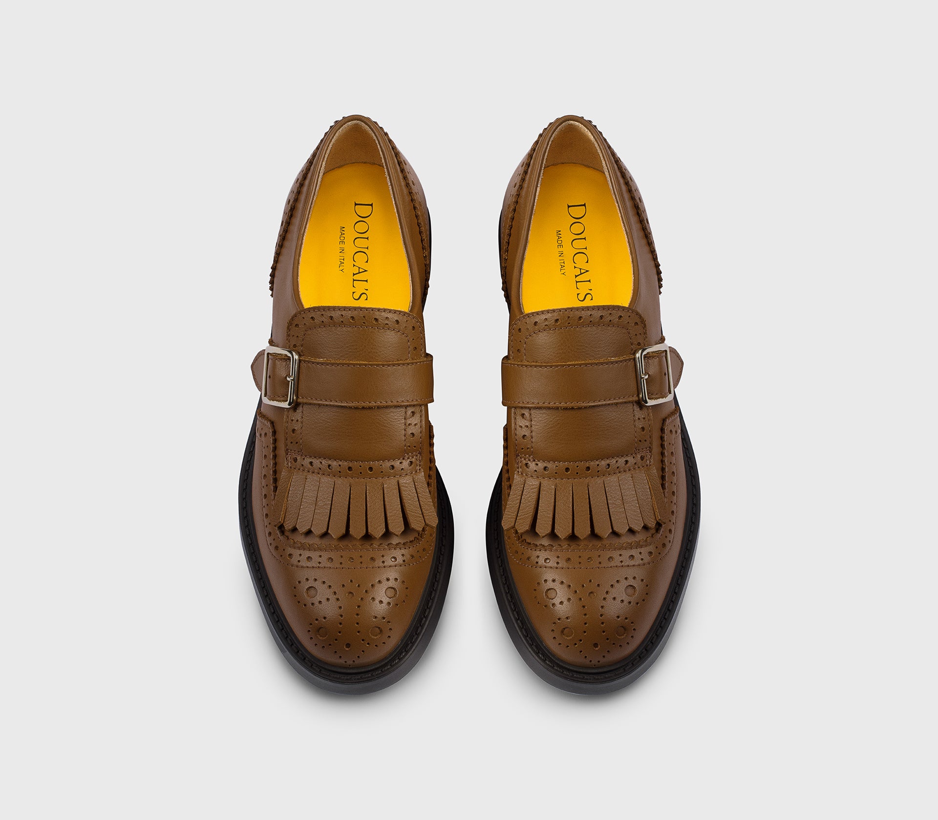 Schuh mit einer einzigen Schnalle und Fransen aus zimtbraunem Leder