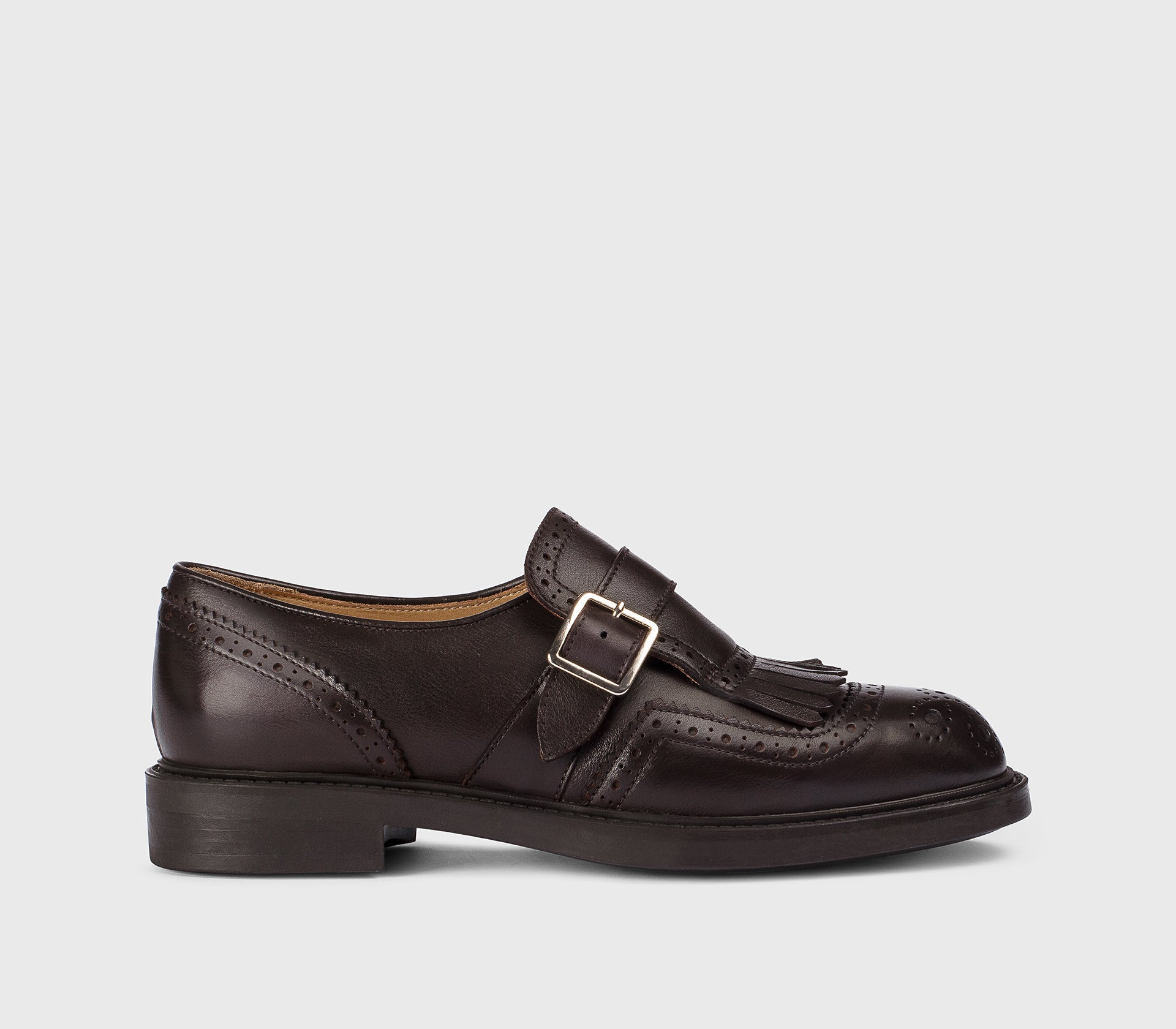 Schuh mit einer einzigen Schnalle und Fransen aus mahagonibraunem Leder