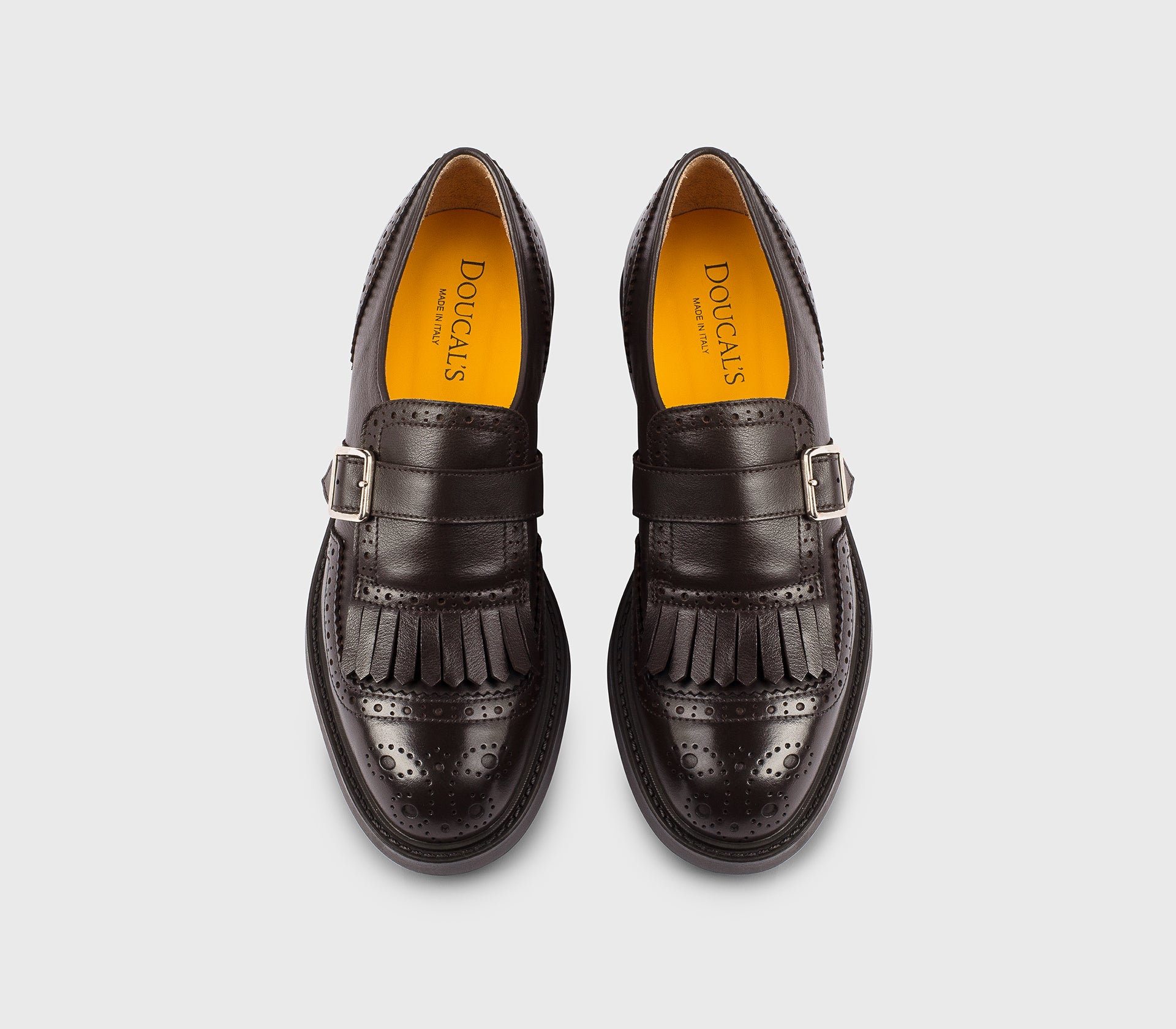 Schuh mit einer einzigen Schnalle und Fransen aus mahagonibraunem Leder