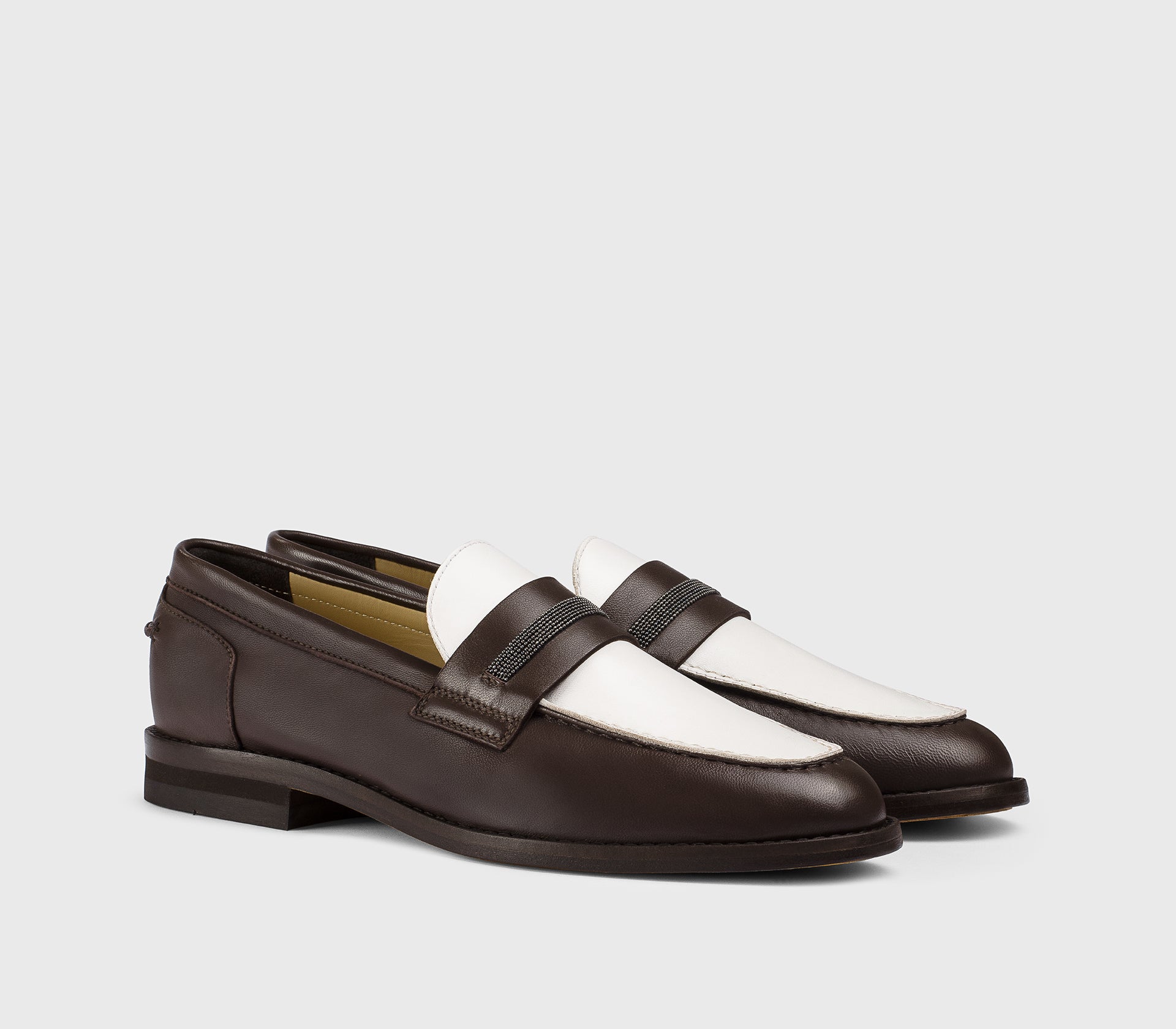 Лоферы с микрозаклепками из кожи в кофейном и черном цвете