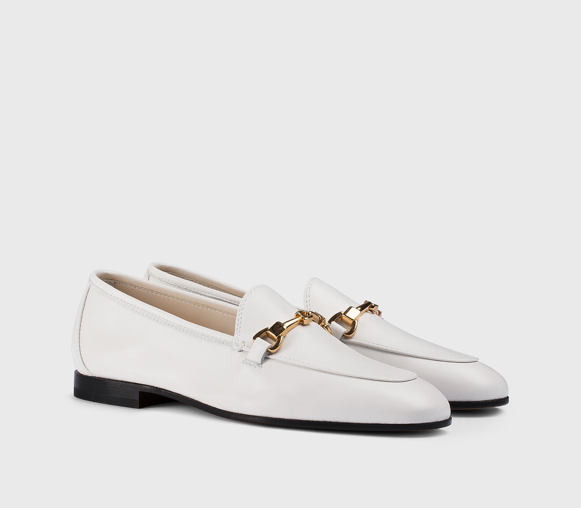 Лоферы из белой кожи с трензелем