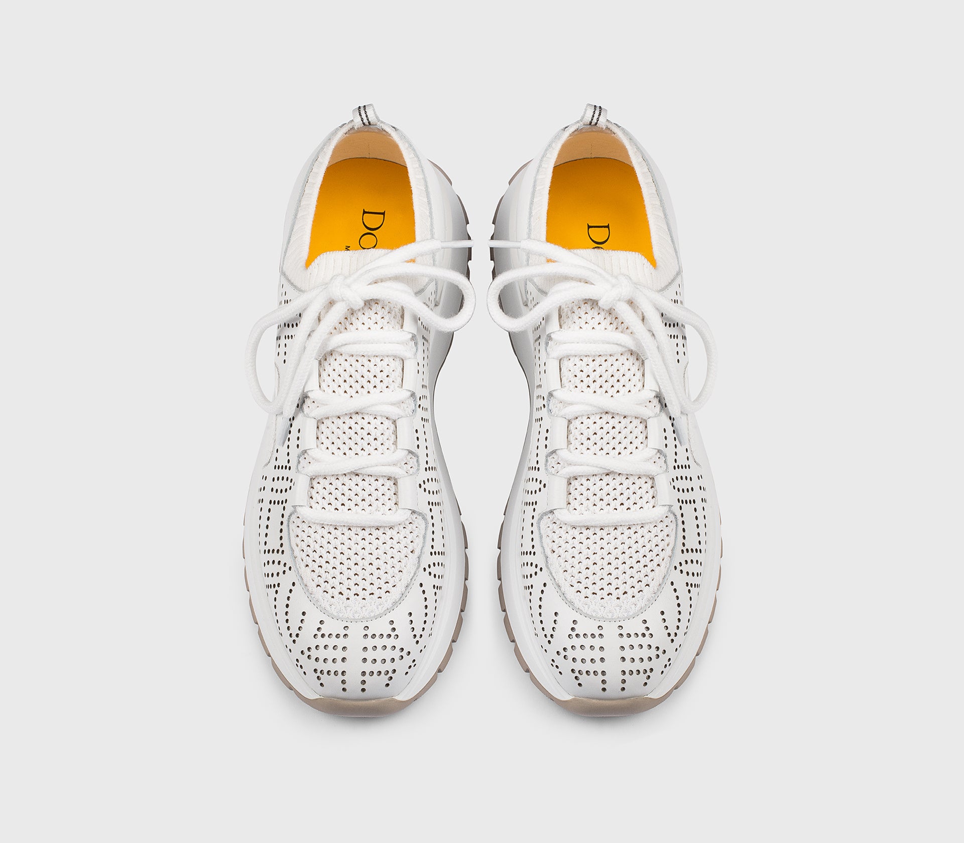 Sneaker aus technischem Gewebe und weißem perforiertem Leder