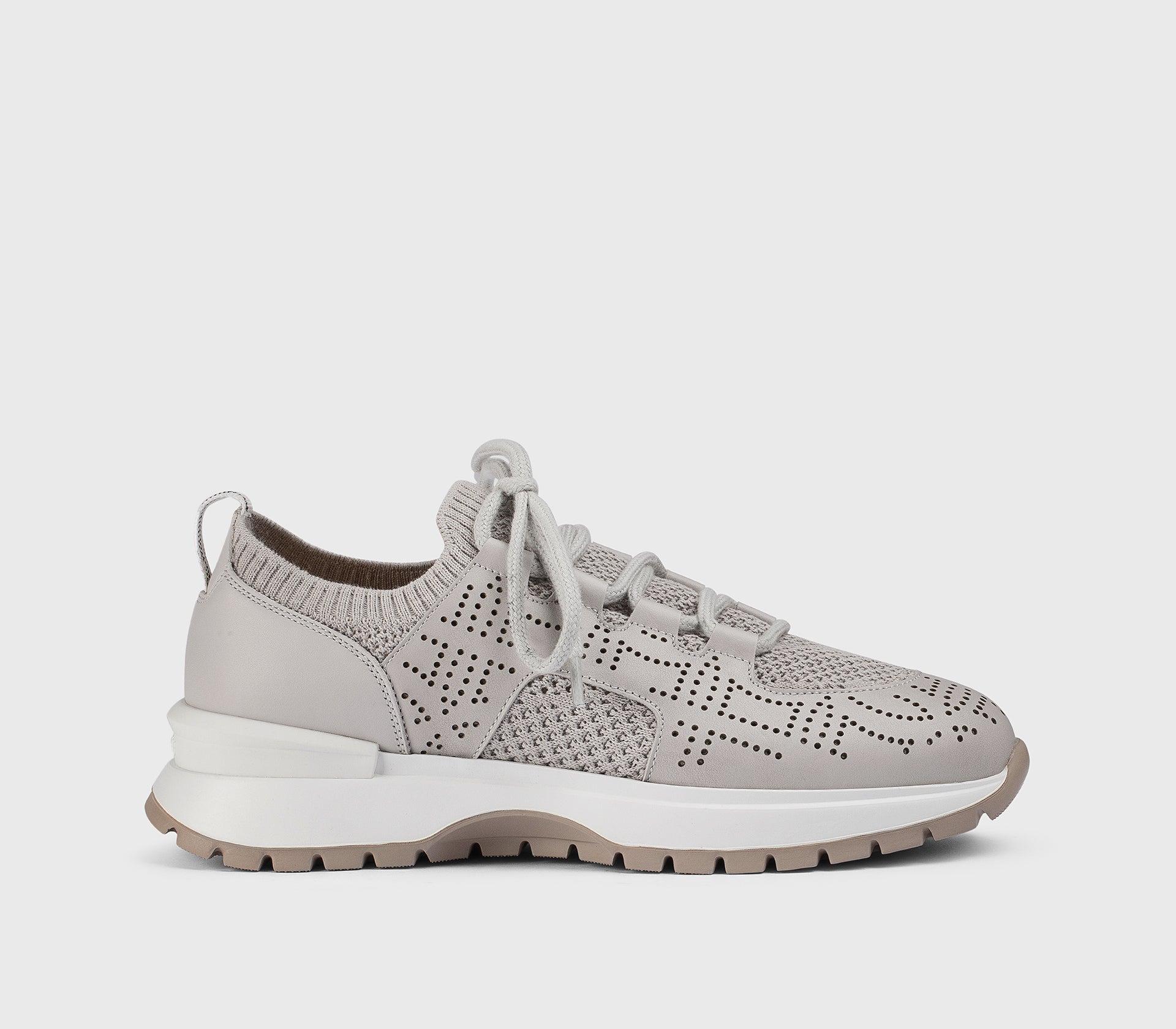 Кроссовки из технической ткани и перфорированной кожи, цвета лёд