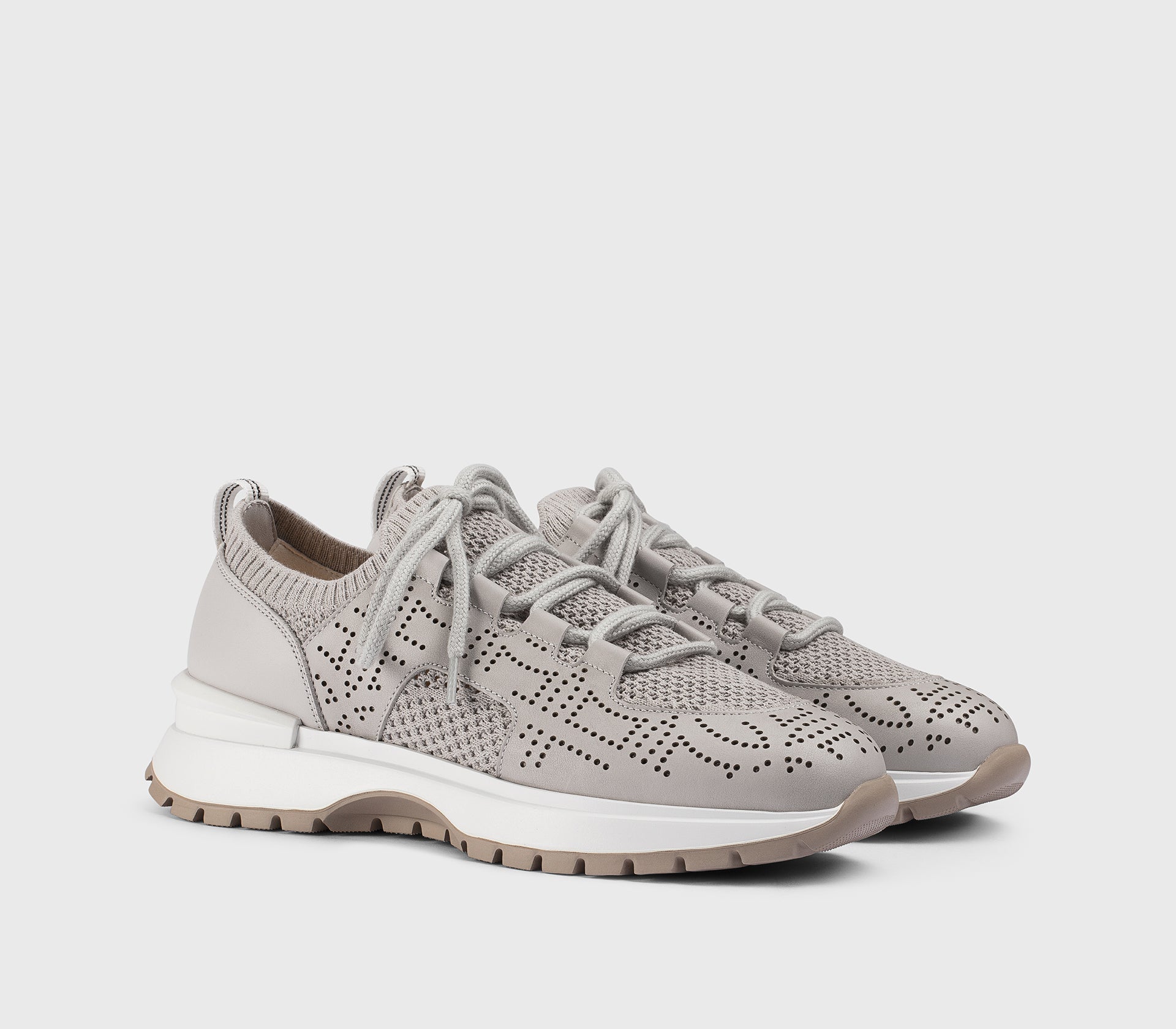 Кроссовки из технической ткани и перфорированной кожи, цвета лёд